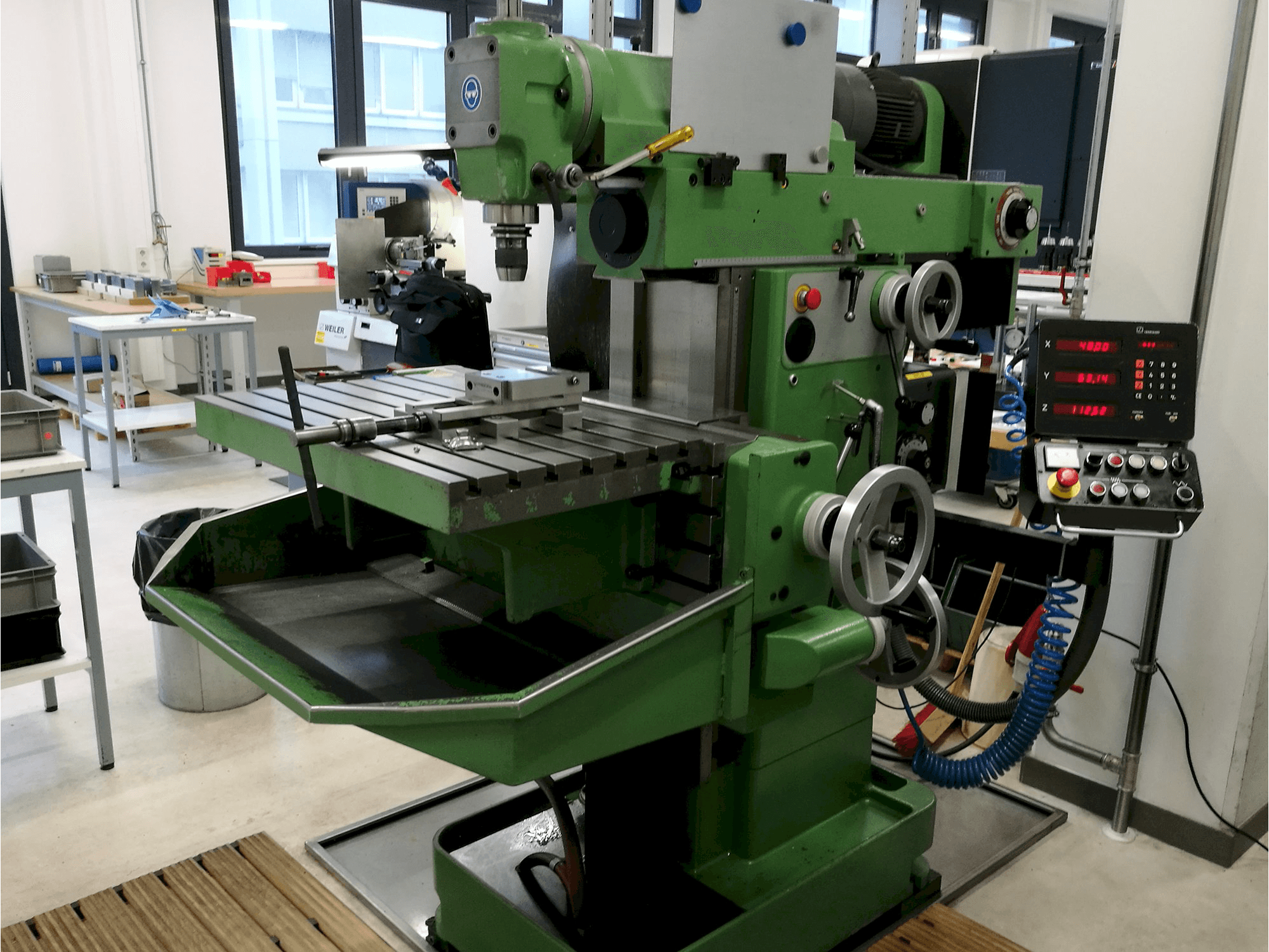 Prikaz stroja DECKEL FP4M zdesna