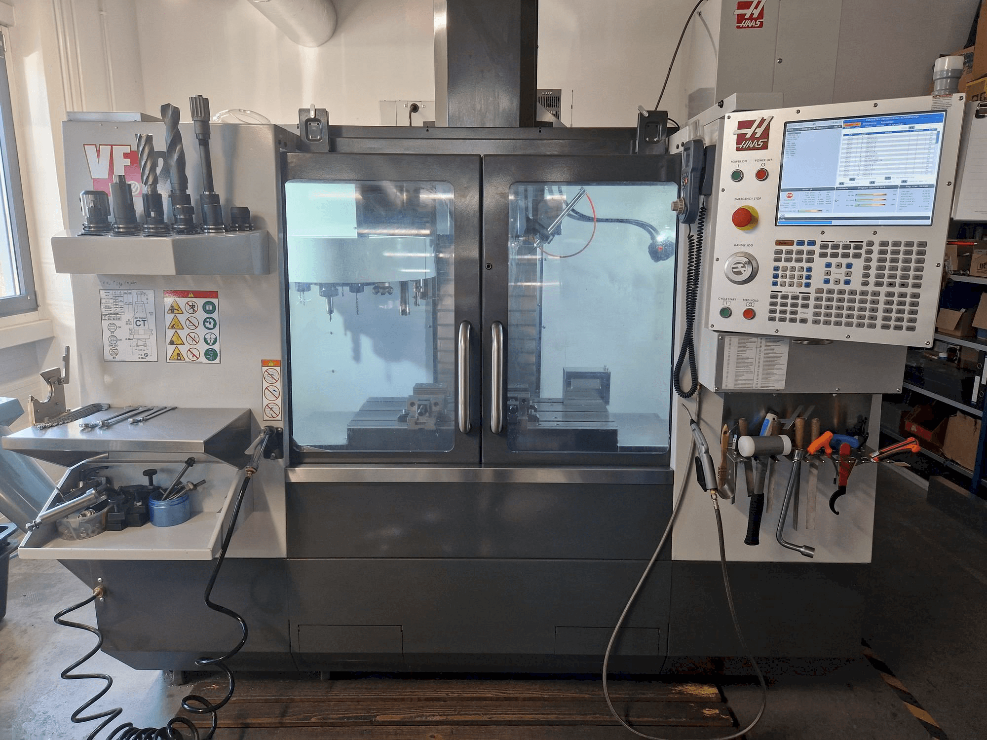 Prikaz stroja HAAS VF-2 sprijeda