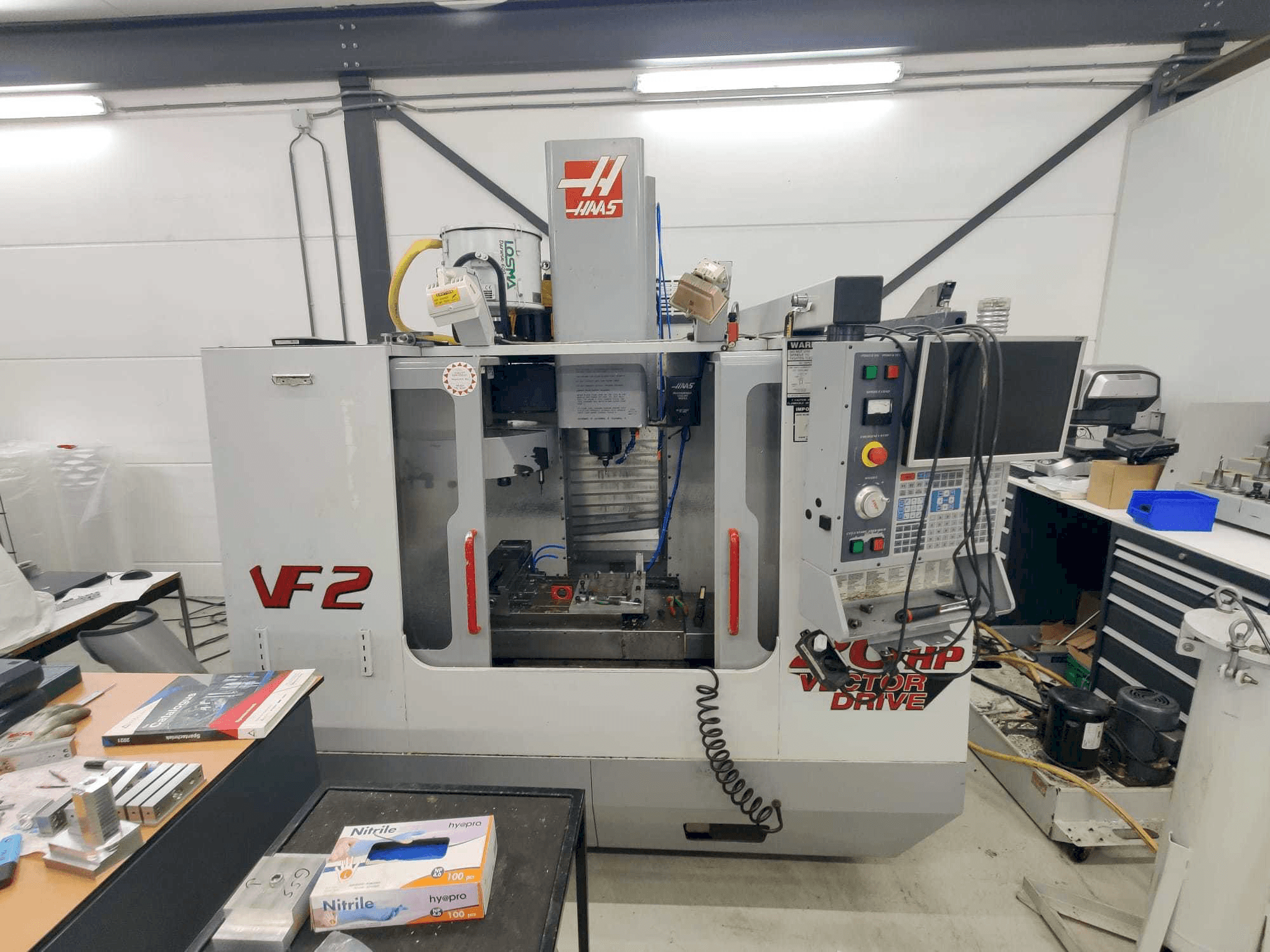 Prikaz stroja HAAS VF2HE sprijeda