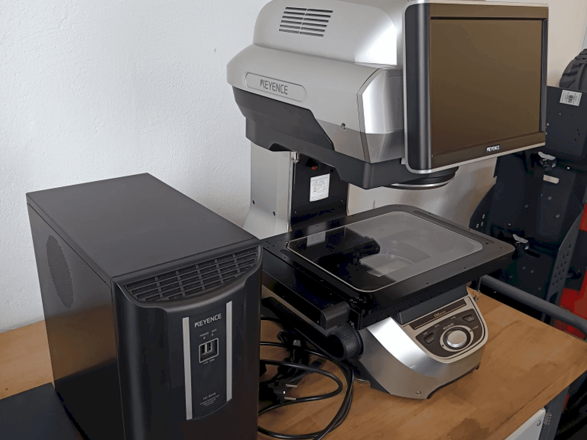 Prikaz stroja KEYENCE 8030T sprijeda