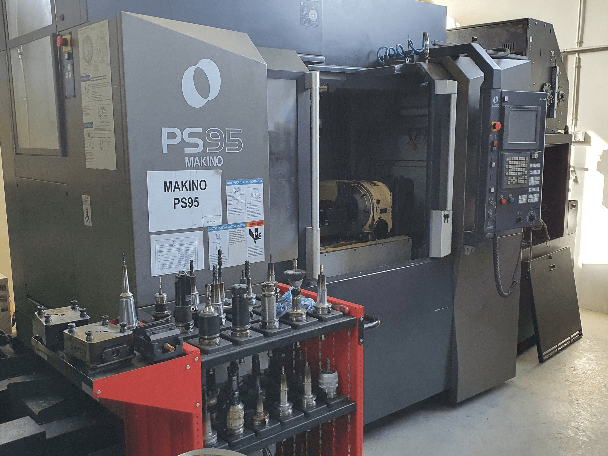 Prikaz stroja Makino PS95 sprijeda