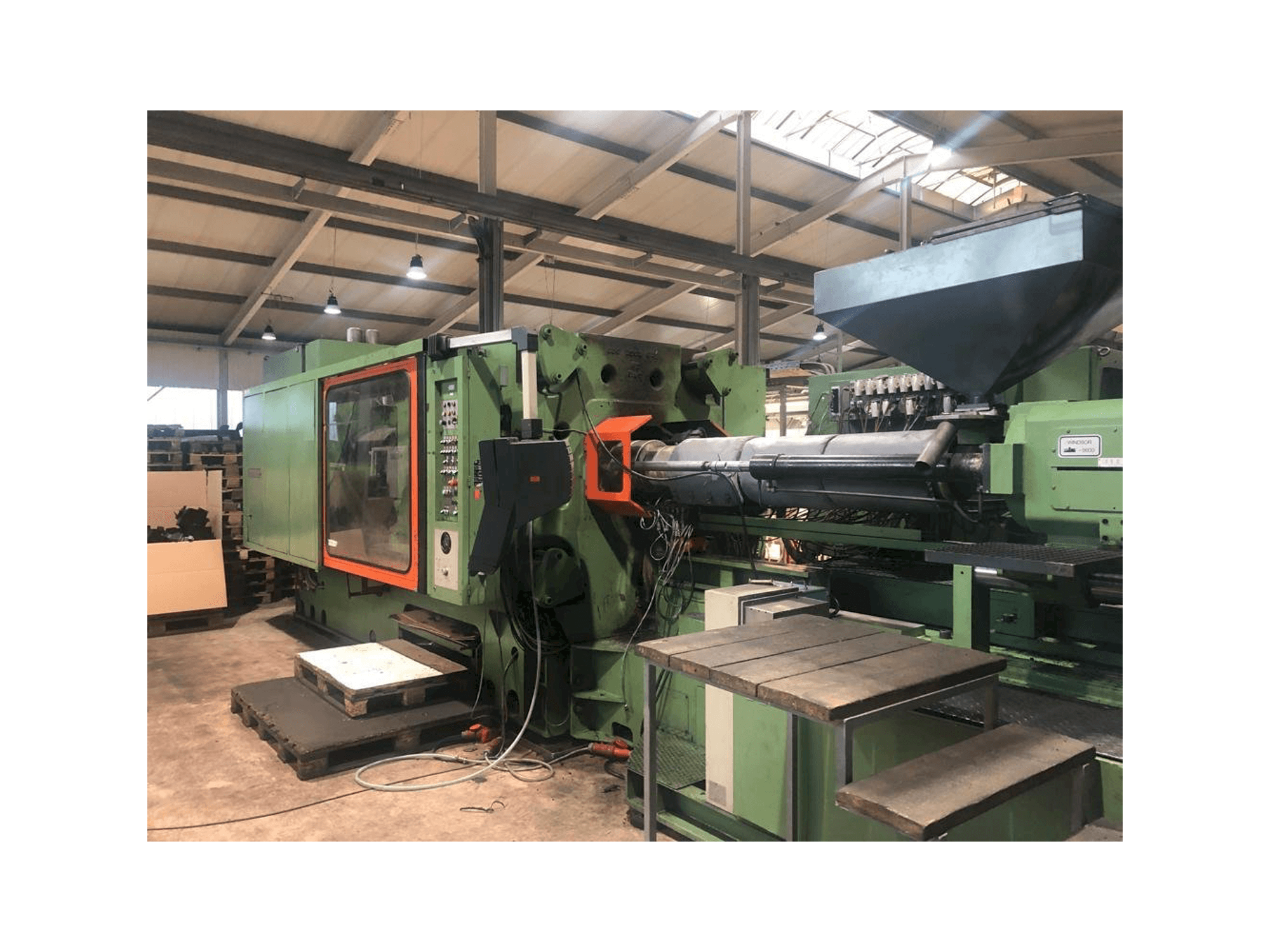 Prikaz lijeve strane stroja Windsor W1000