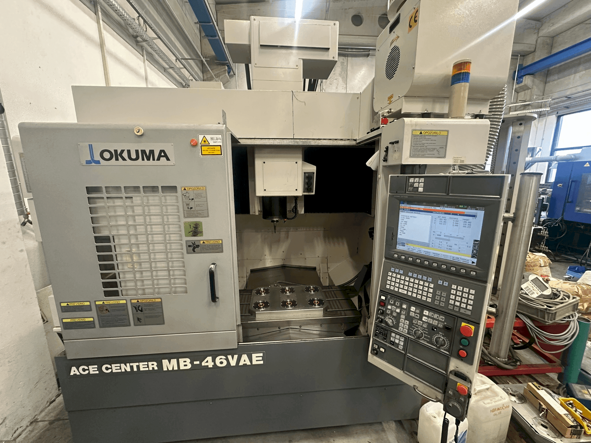Prikaz stroja Okuma MA-46 VAE sprijeda
