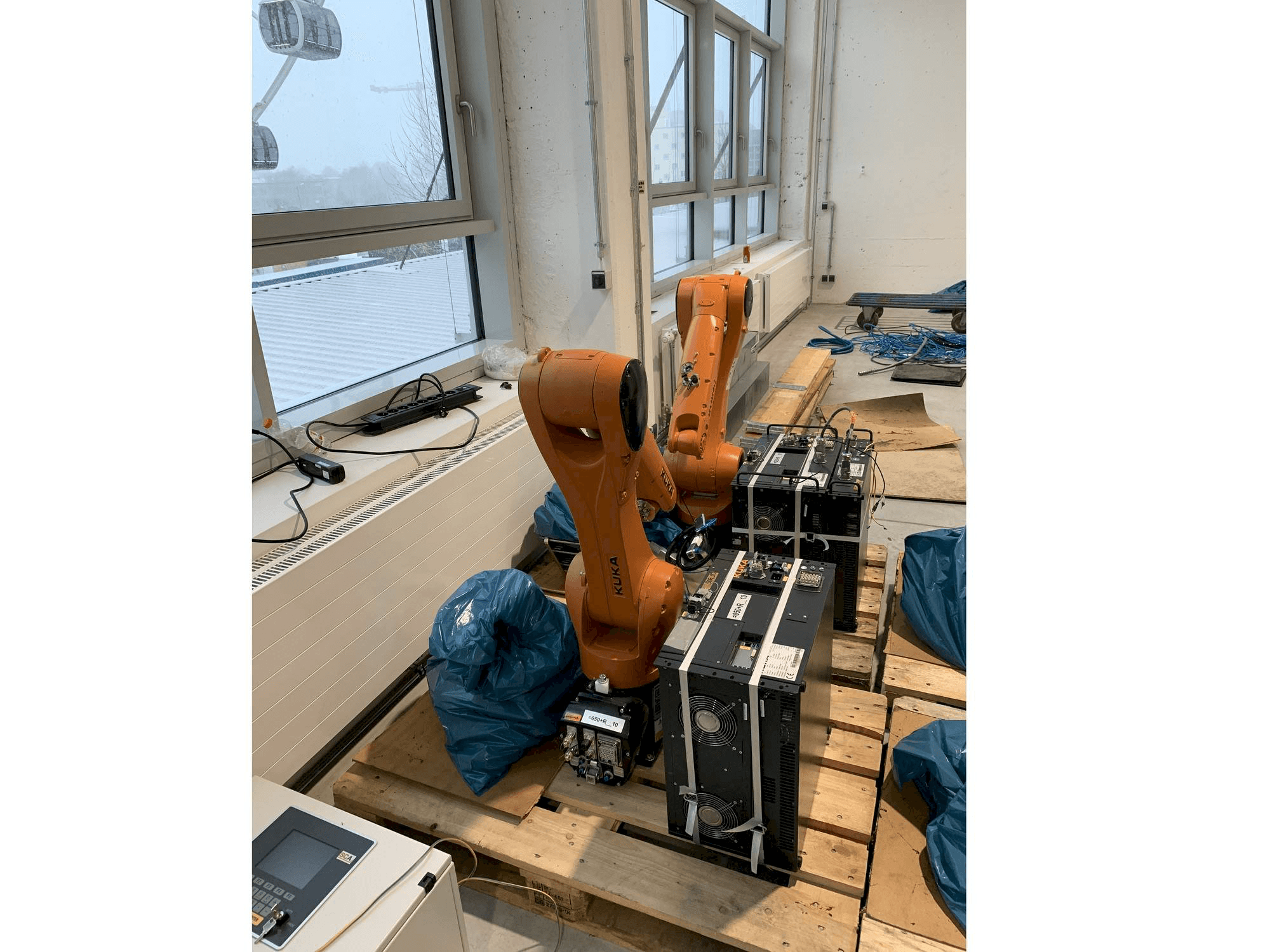 Prikaz stroja KUKA KR10 R1100 sprijeda