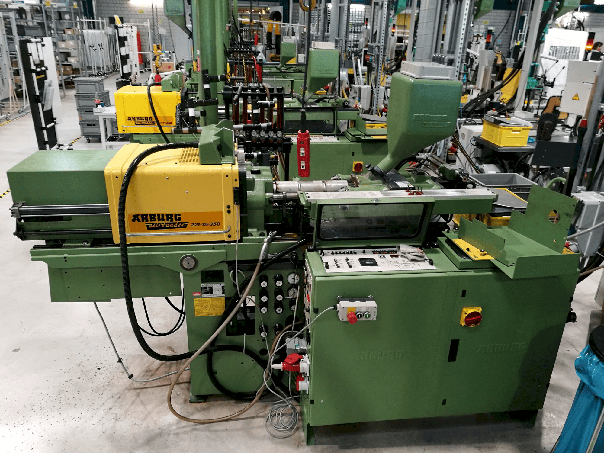 Prikaz desne strane stroja Arburg Allrounder 221-75-350