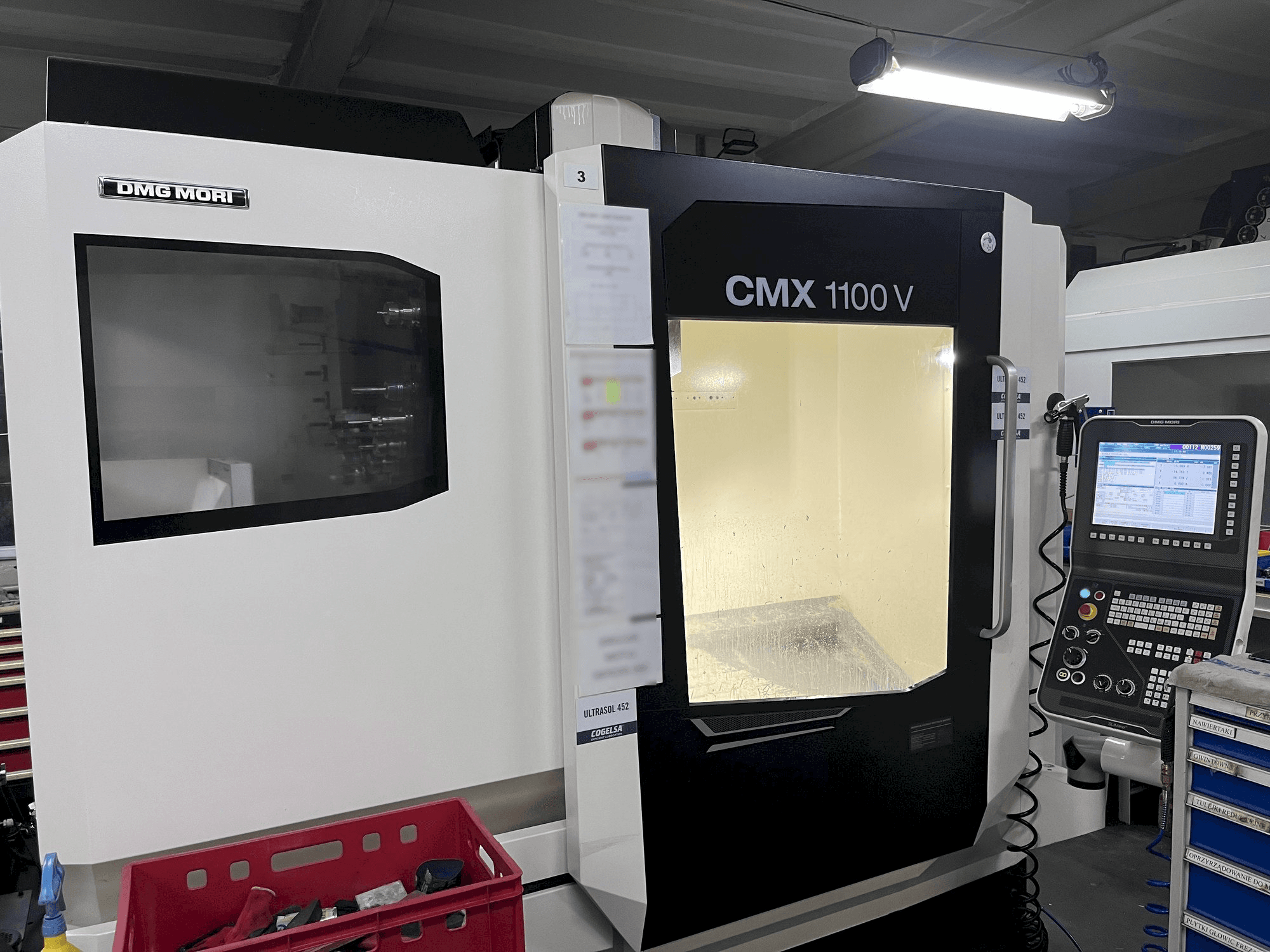 Prikaz lijeve strane stroja DMG MORI CMX 1100 V