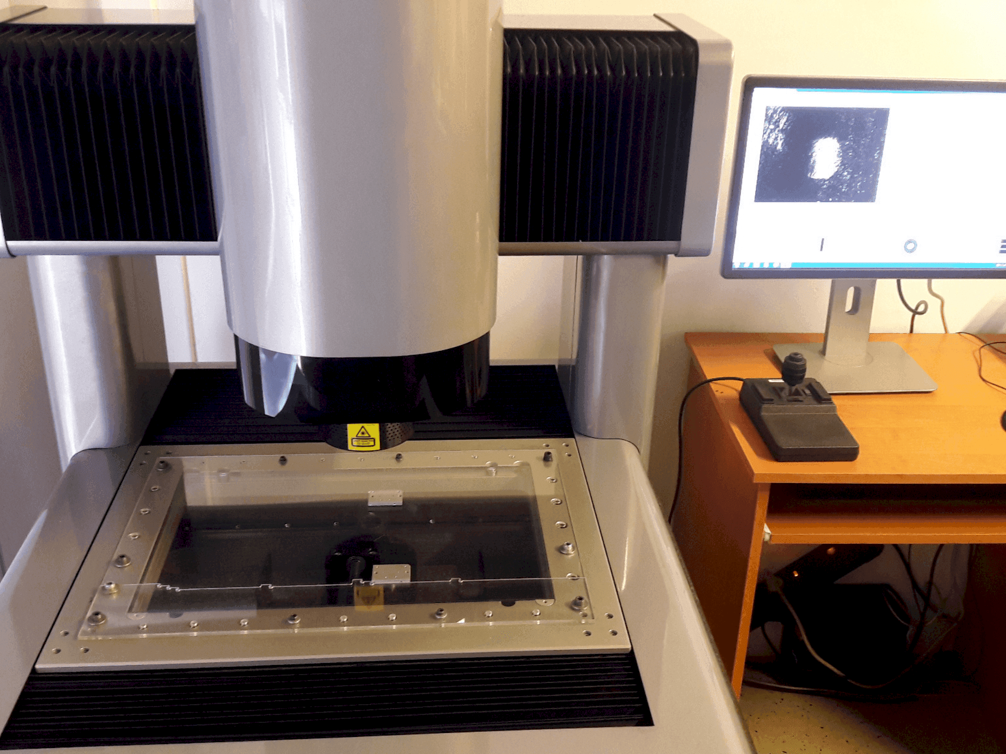 Prikaz stroja SCHUT DeMeet-400 sprijeda
