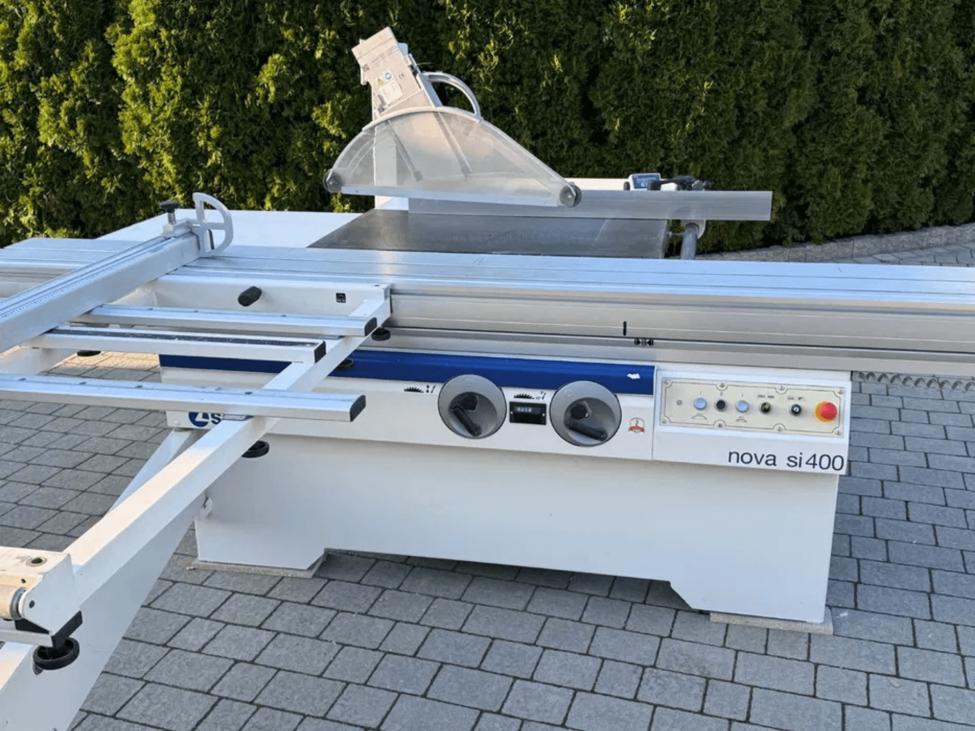 Kružna pila za drvo SCM NOVA 400 u prednjem pogledu, s listom pile, upravljačkom pločom i robusnim metalnim okvirom.