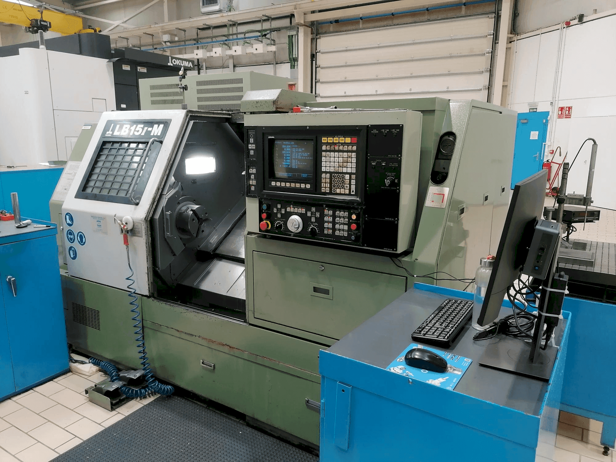 Prikaz stroja Okuma LB15-M sprijeda