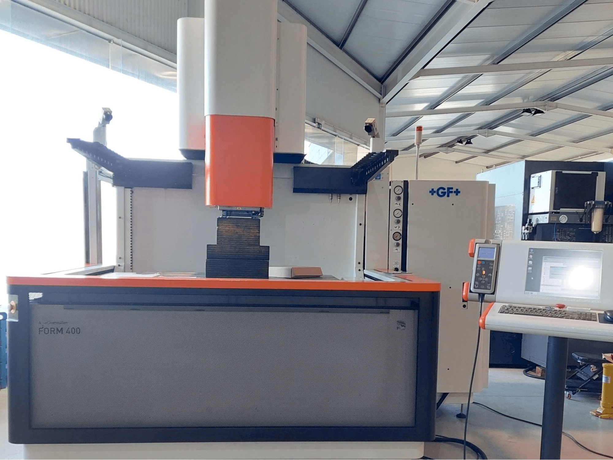 Prikaz stroja AgieCharmilles FORM 400 sprijeda