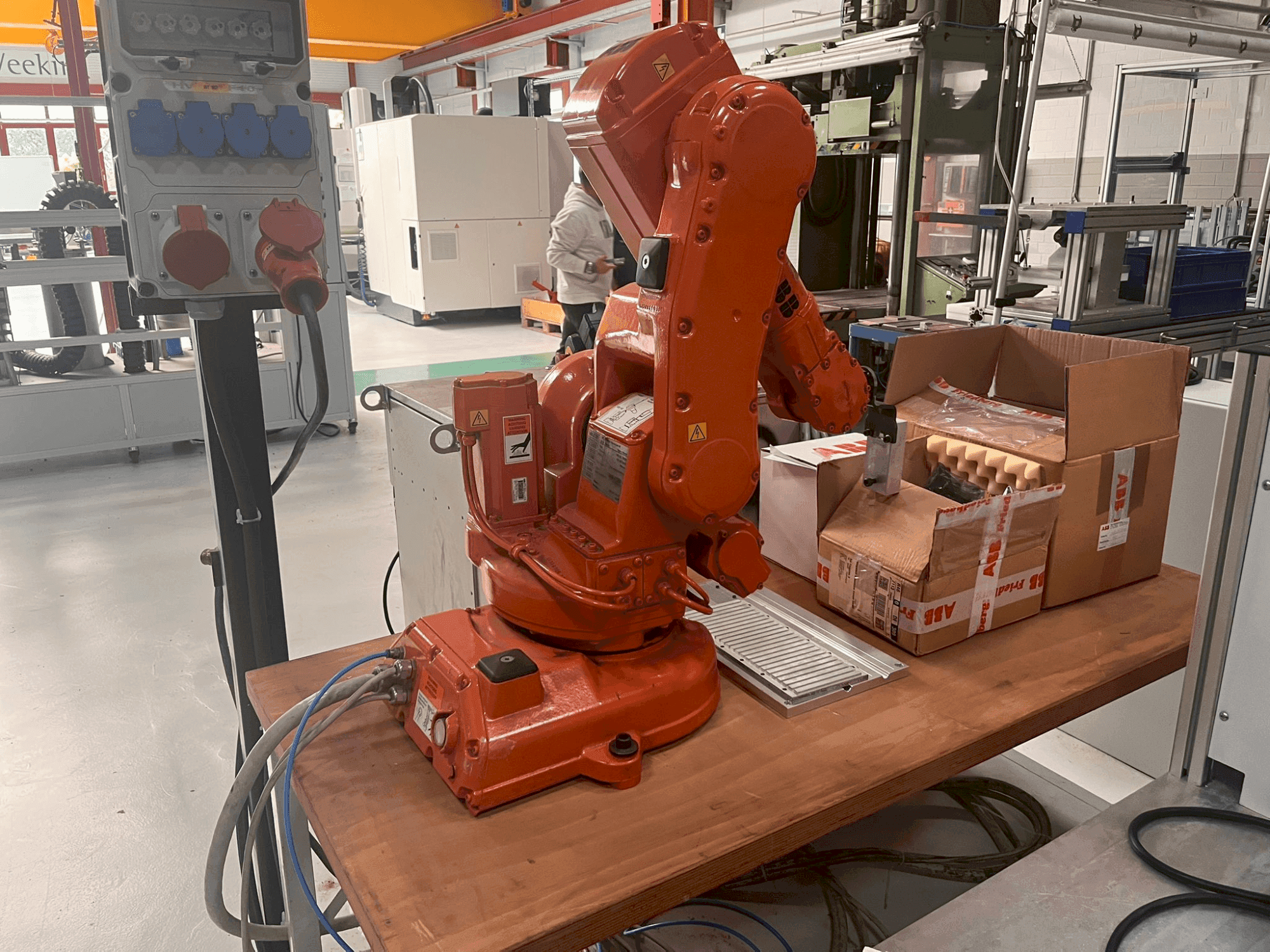 Prikaz stroja ABB IRB 140 M2000 sprijeda