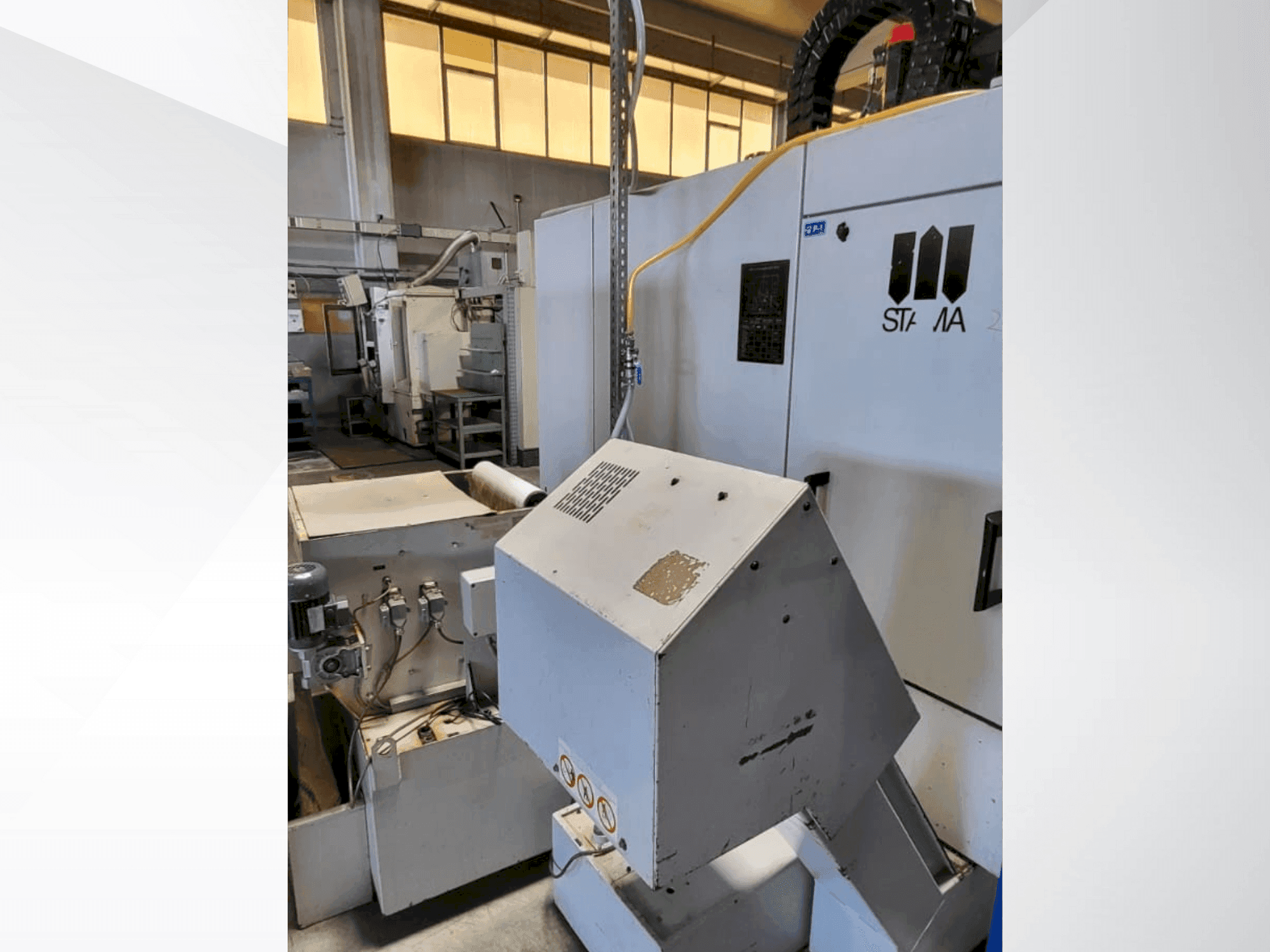 Prikaz stroja STAMA MC325 sprijeda