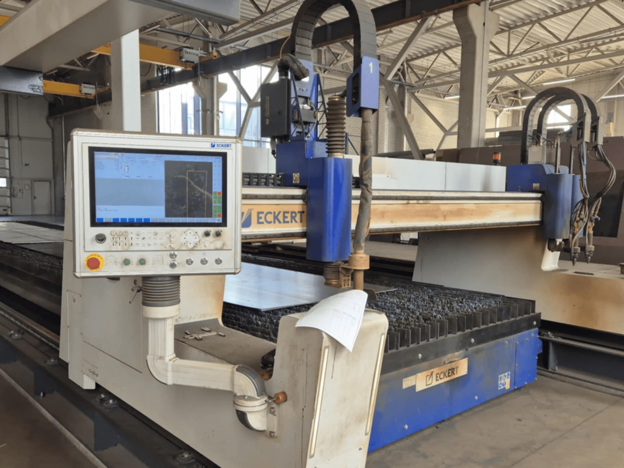 Upravljačka ploča ECKERT CNC stroja za rezanje u prednjem pogledu, s zaslonom osjetljivim na dodir i raznim operativnim tipkama.