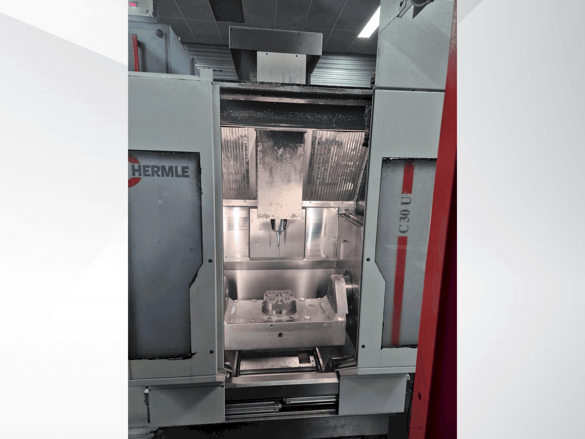 Prikaz stroja HERMLE C30U + RS Automation sprijeda