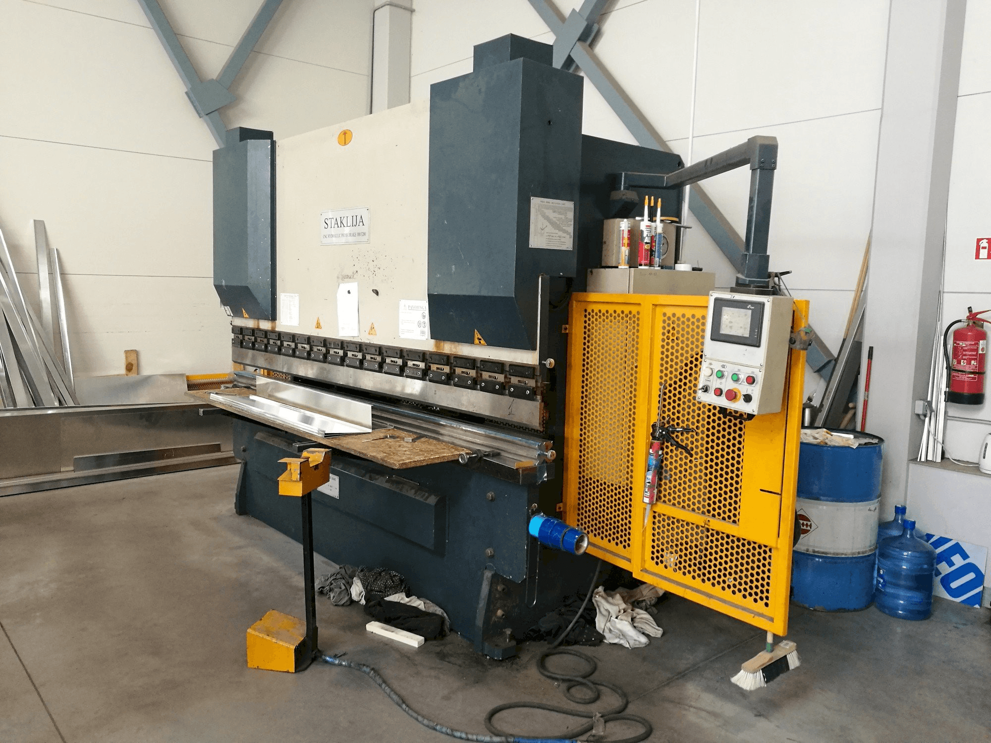 Prikaz stroja Staklija WC67K-100x3200 sprijeda