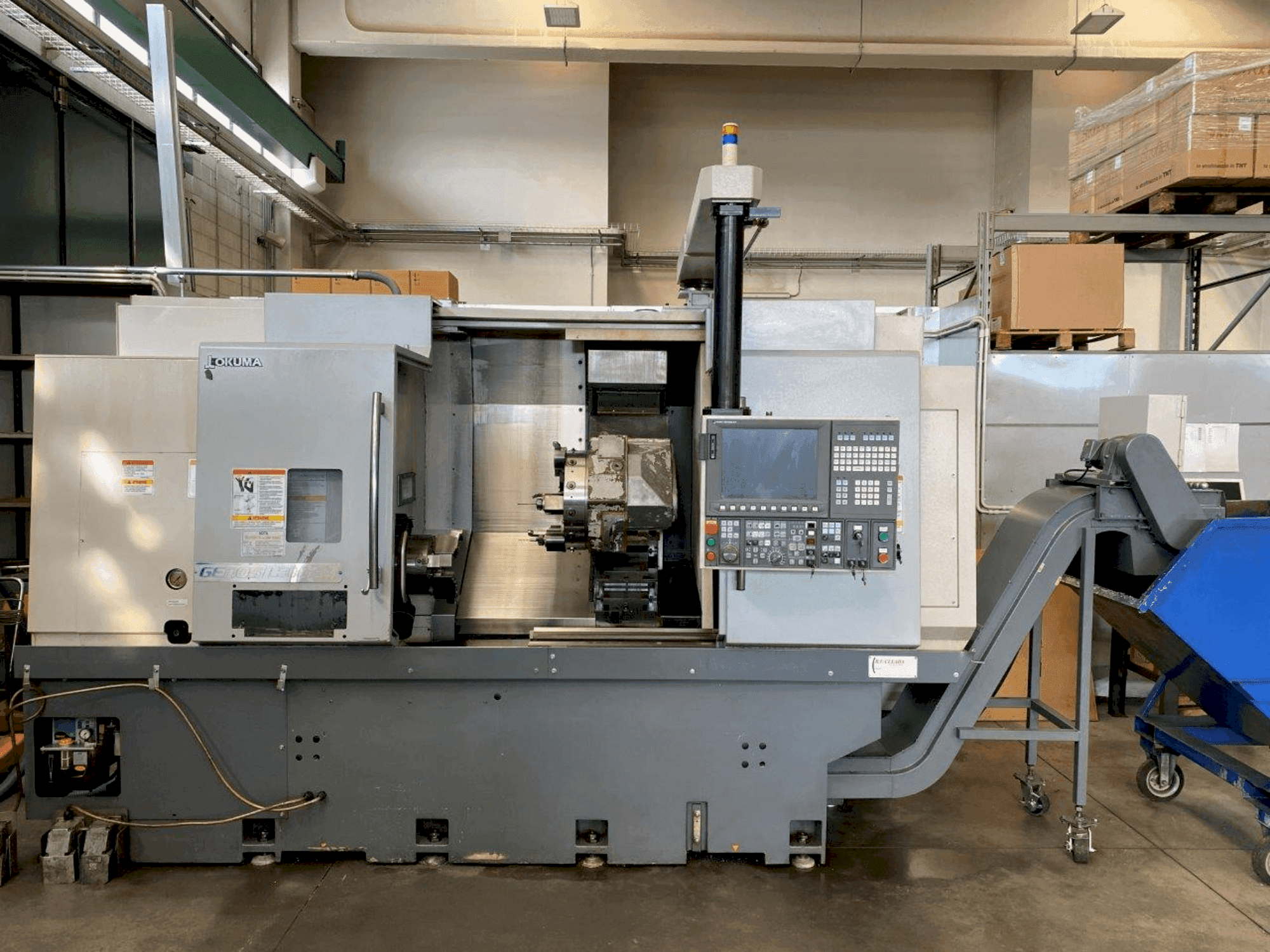 Prikaz stroja Okuma Genos L300E-MY sprijeda