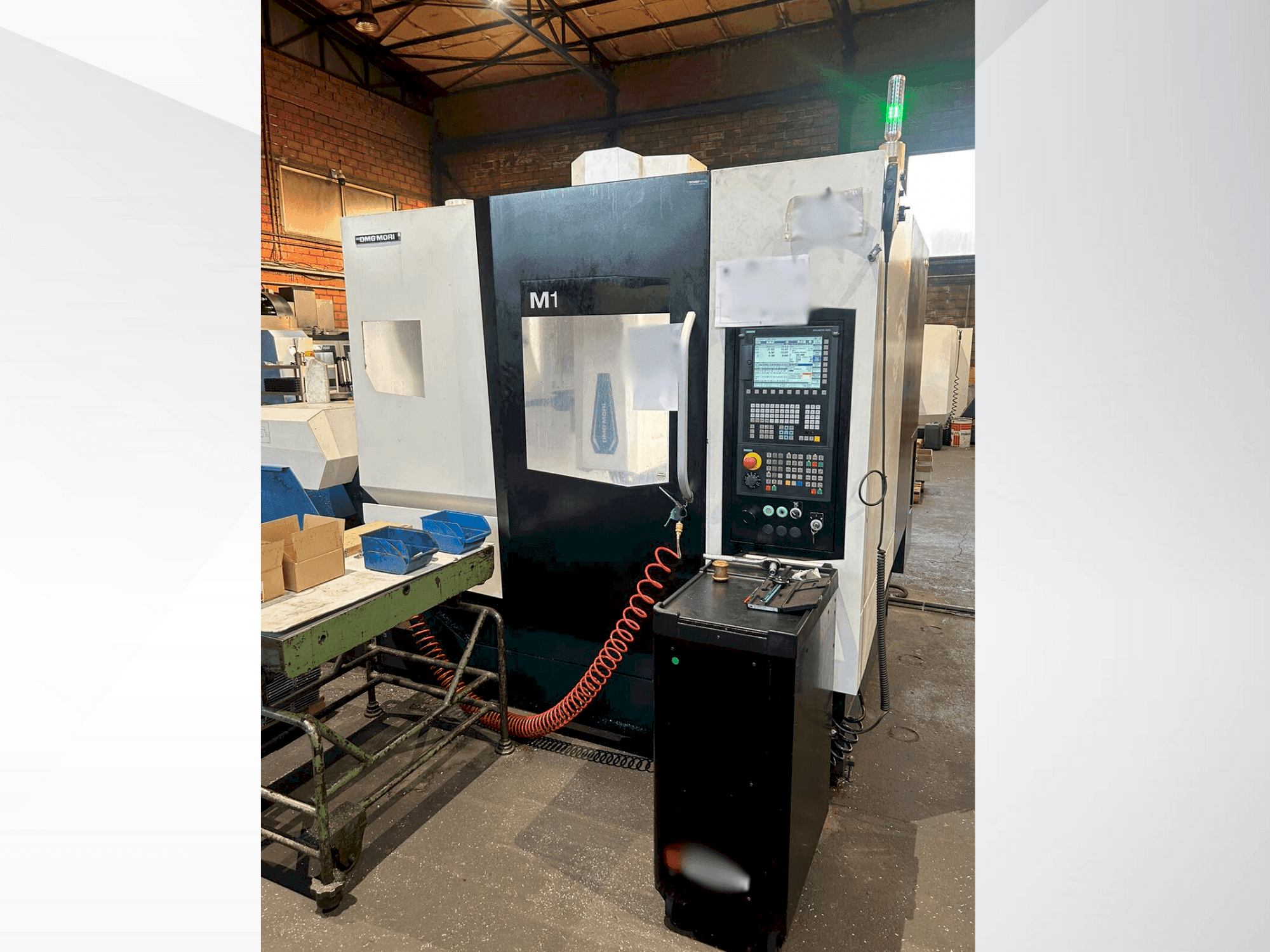 Prikaz stroja DMG MORI M1 PRO sprijeda