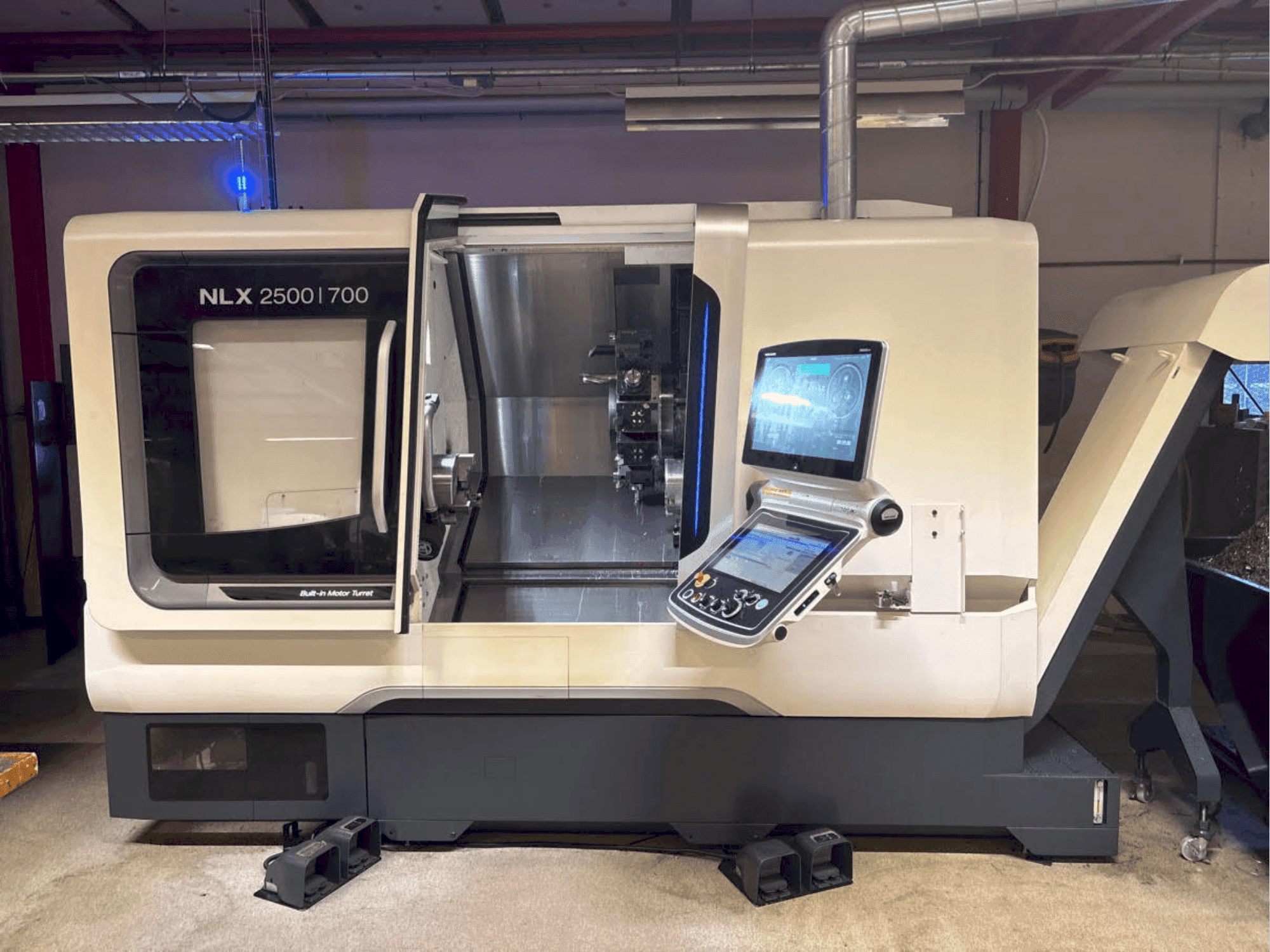 Prikaz stroja DMG MORI NLX 2500-700 SY sprijeda