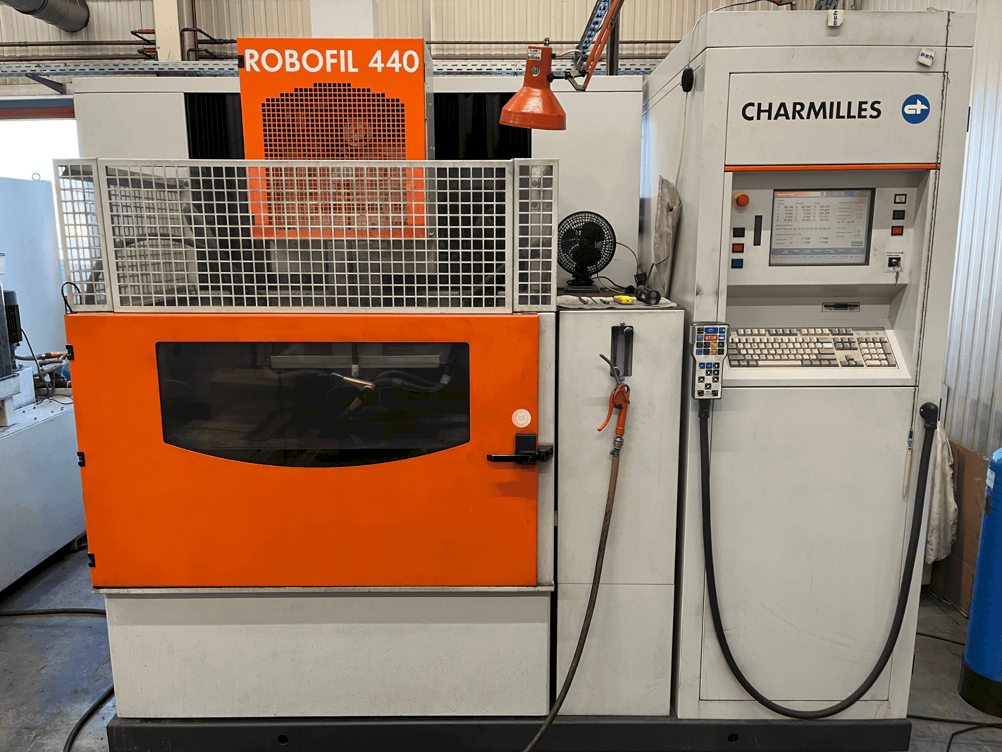 Prikaz stroja CHARMILLES Robofil 440 sprijeda