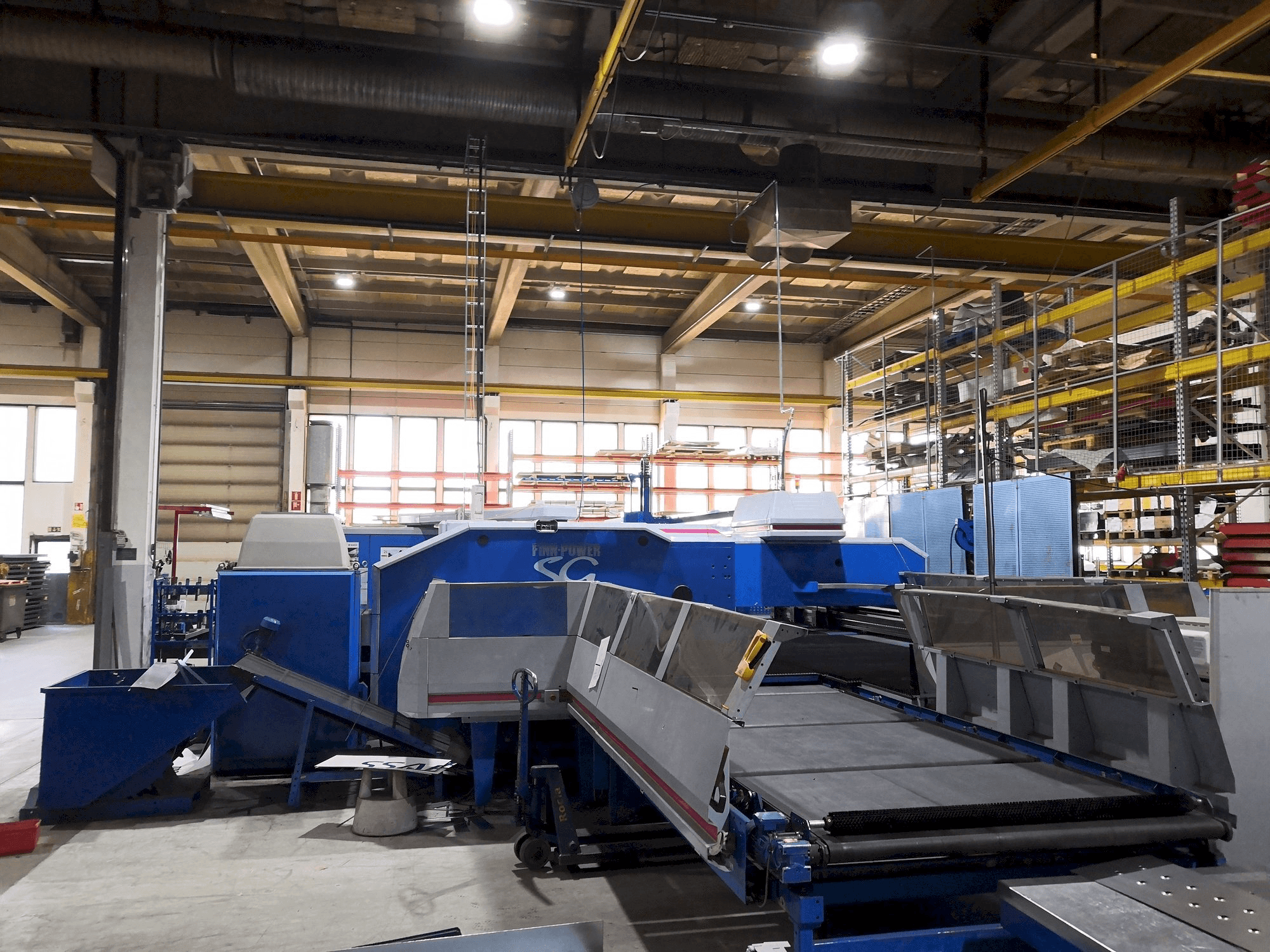 Prikaz stroja Finn-Power SG6 sprijeda