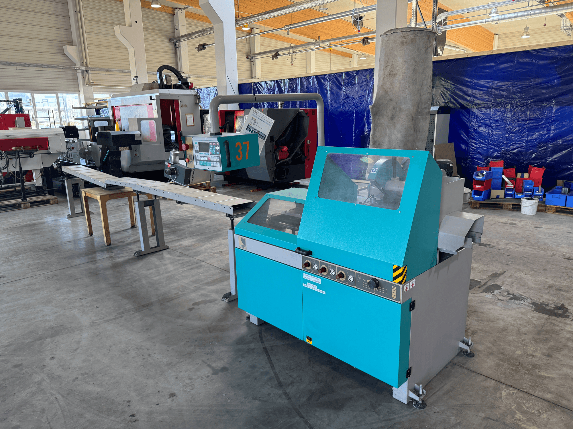 Kružna pila za metal Imet VELOX 350 AF-ENC u radionici, prednji pogled s upravljačkom pločom i sustavom za usisavanje prašine.