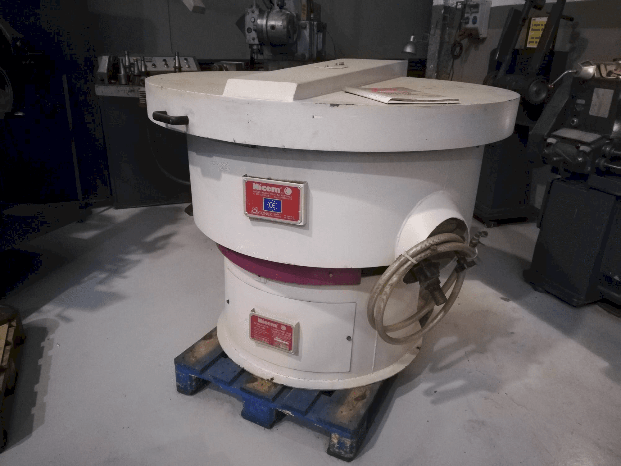 Prikaz stroja NICEM VIB 250 SM sprijeda