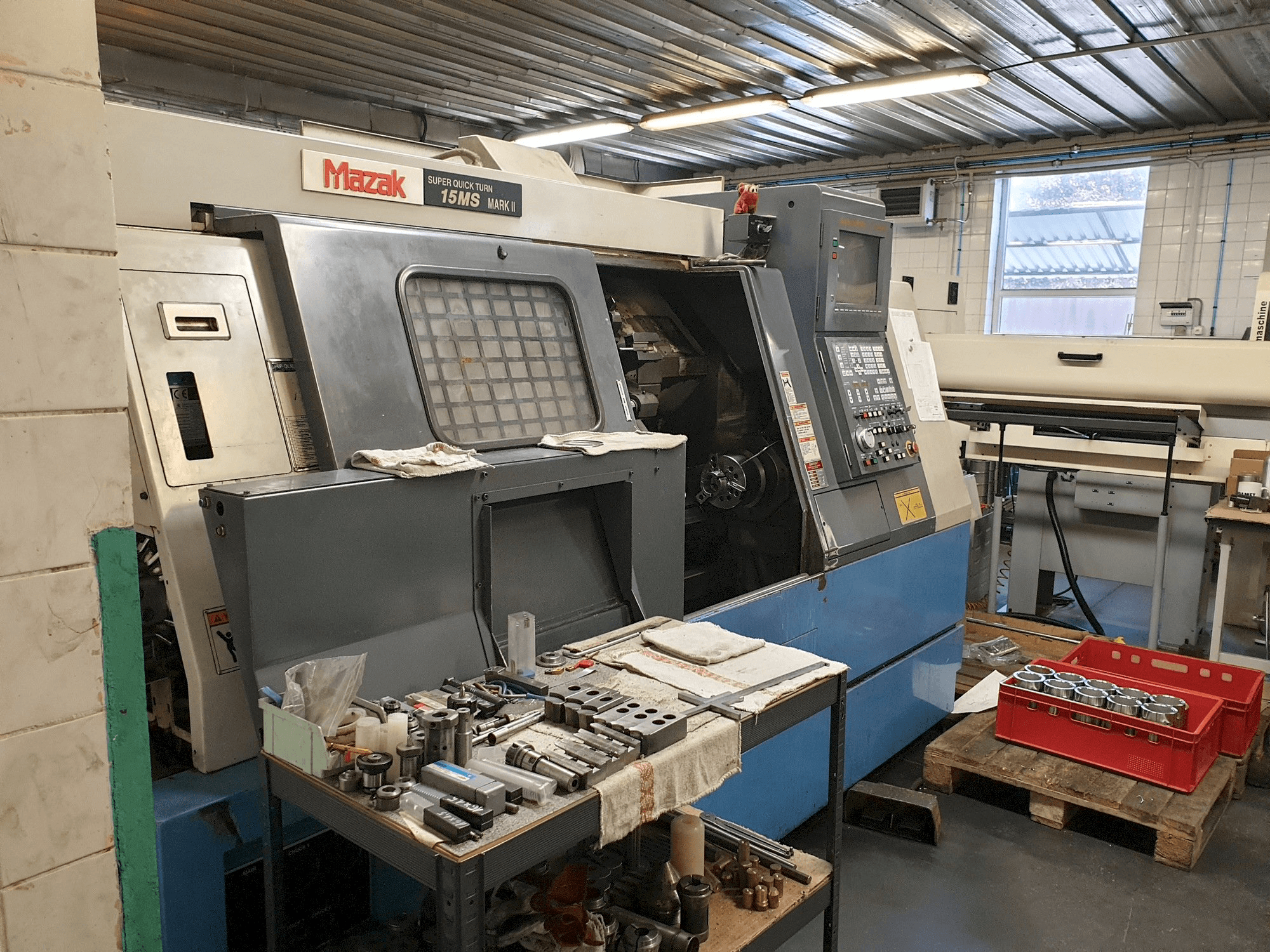 Prikaz stroja Mazak SQT 15MS sprijeda