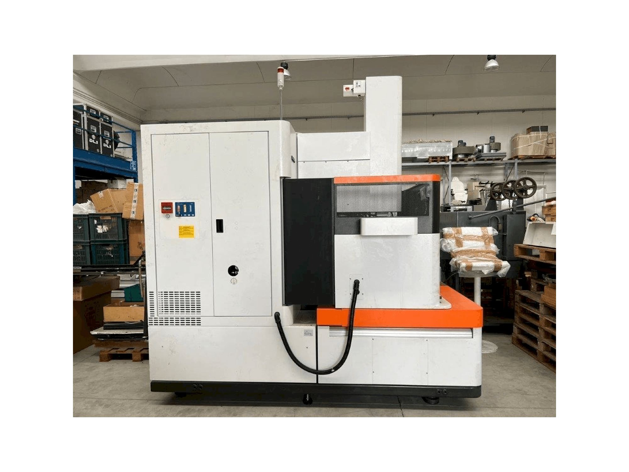 Prikaz stroja AgieCharmilles FORM 30 sprijeda