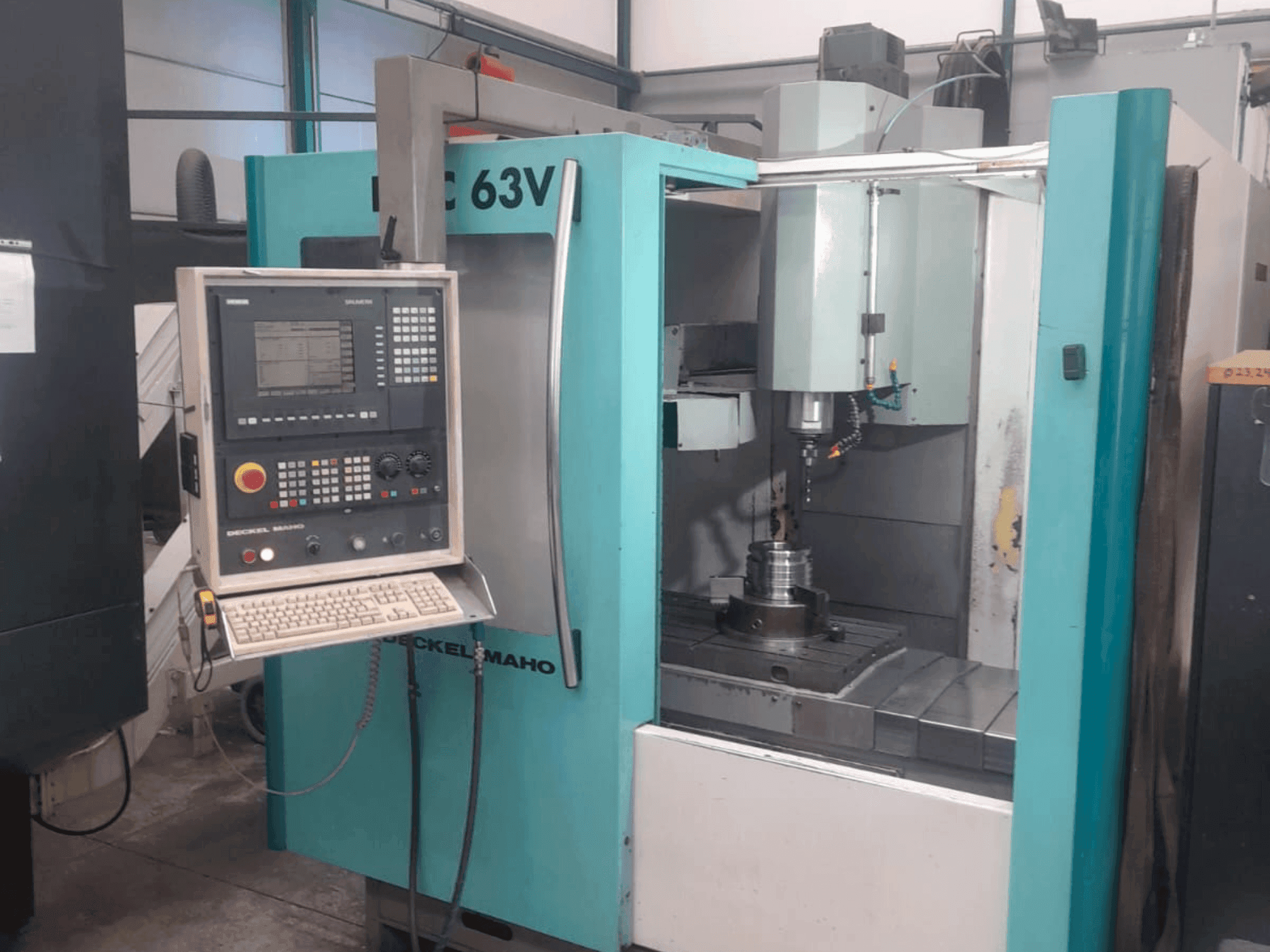Prikaz stroja DECKEL DMC-63V sprijeda