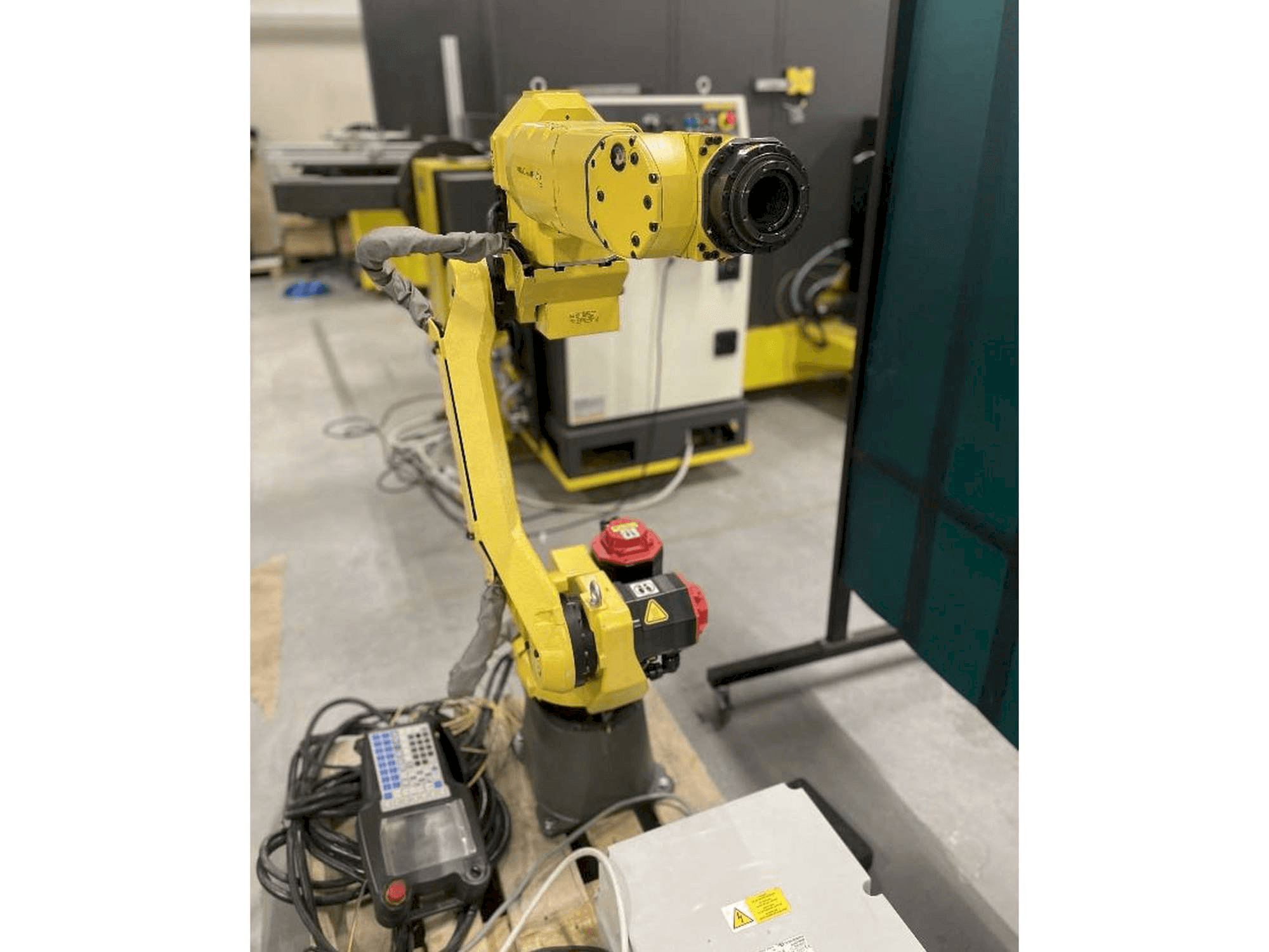 Prikaz stroja FANUC M10iA/12 sprijeda