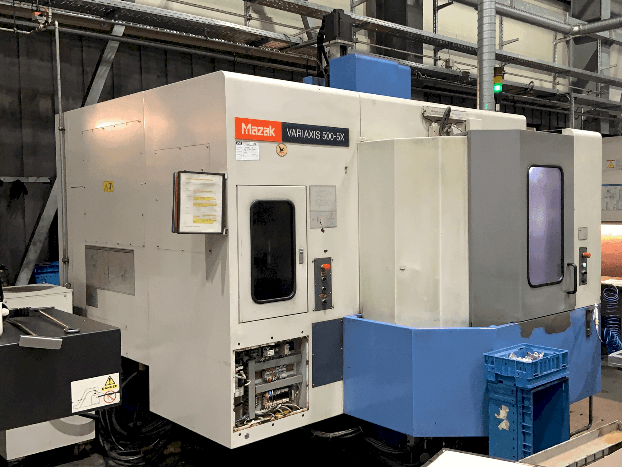 Prikaz stroja Mazak VARIAXIS 500 5X sprijeda