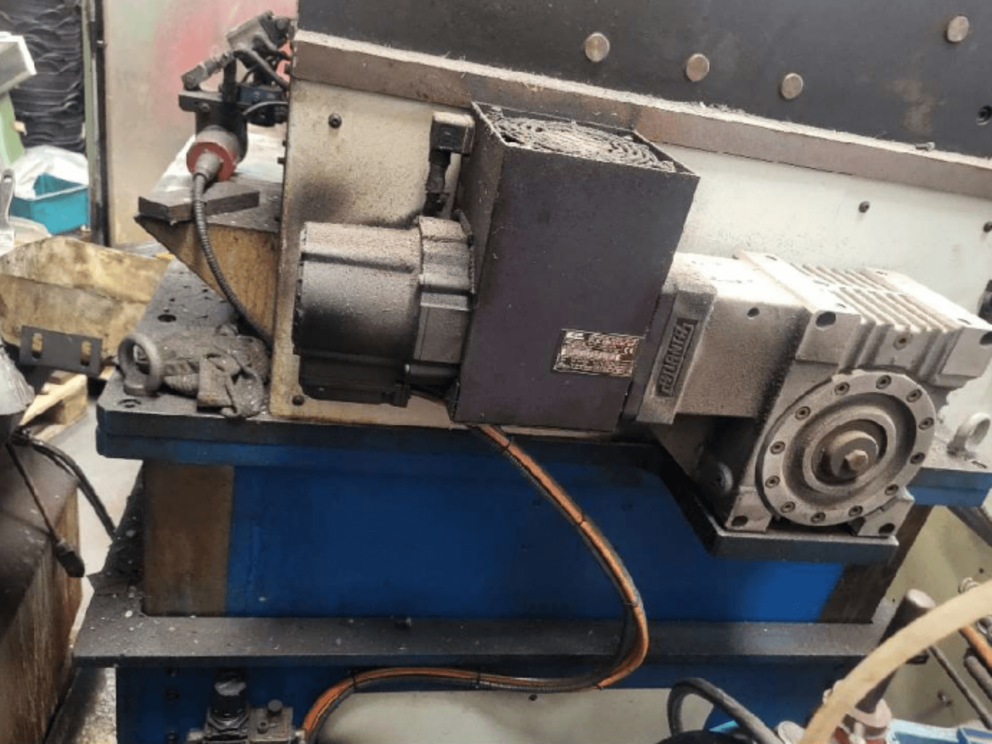 Mehanička preša za utiskivanje PRESSIX 160 CNR 6, bočni pogled s motorom i priključcima na plavoj platformi.
