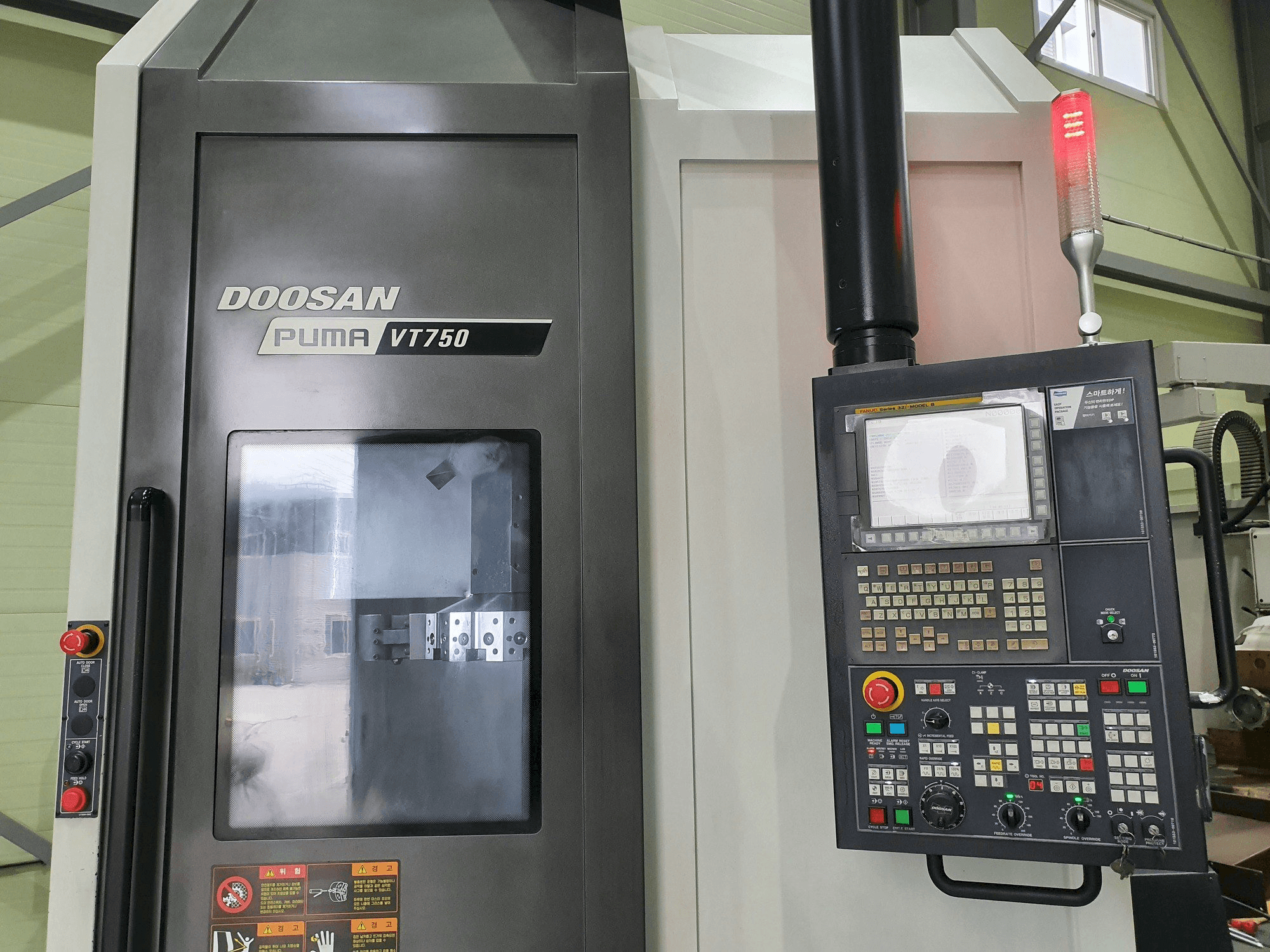 Prikaz stroja Doosan VT750 sprijeda