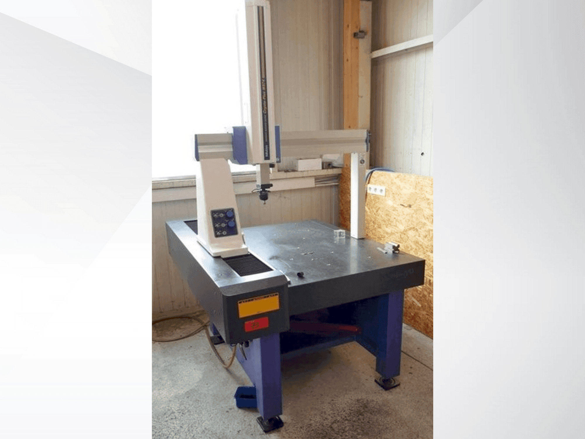 Prikaz stroja Mitutoyo Crysta-Plus M574 sprijeda