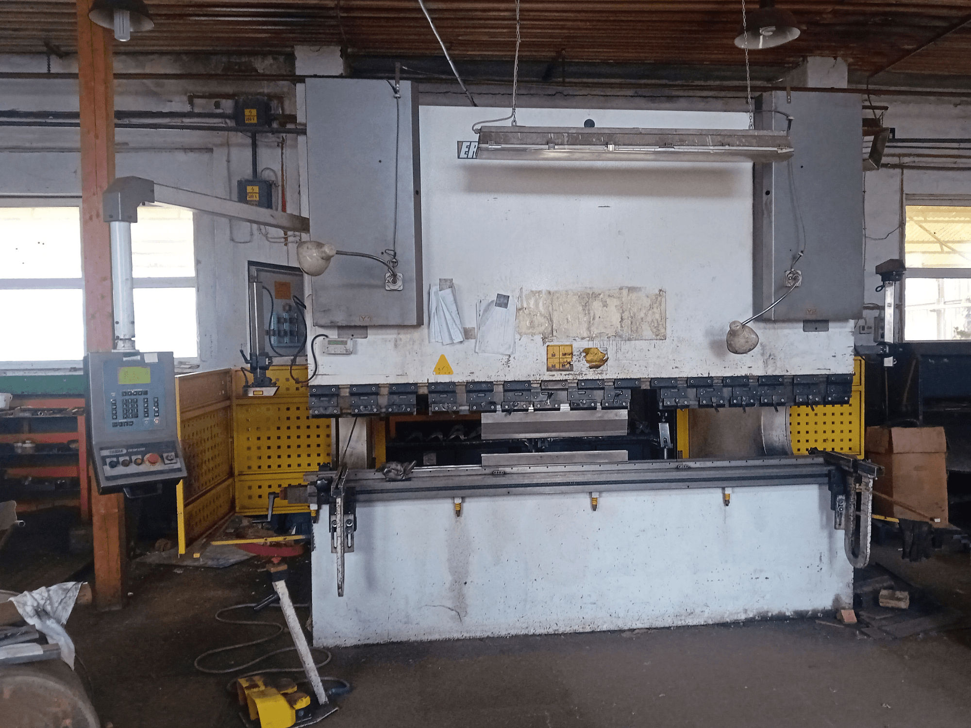 Hidraulična preša ERMAK CNC HAP 3100x300 prikazana je u prednjem pogledu, s upravljačkom pločom i radnim stolom u radioničkom okruženju.