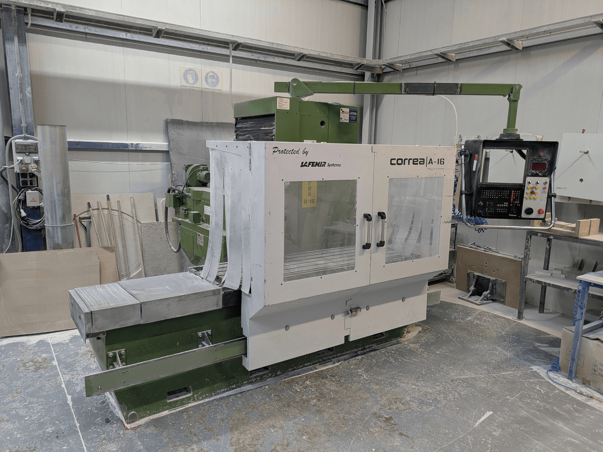 Glodalica Correa A-16 u radionici, prednji pogled s upravljačkom pločom i radnom površinom, prikazuje industrijski dizajn i funkcionalnost.