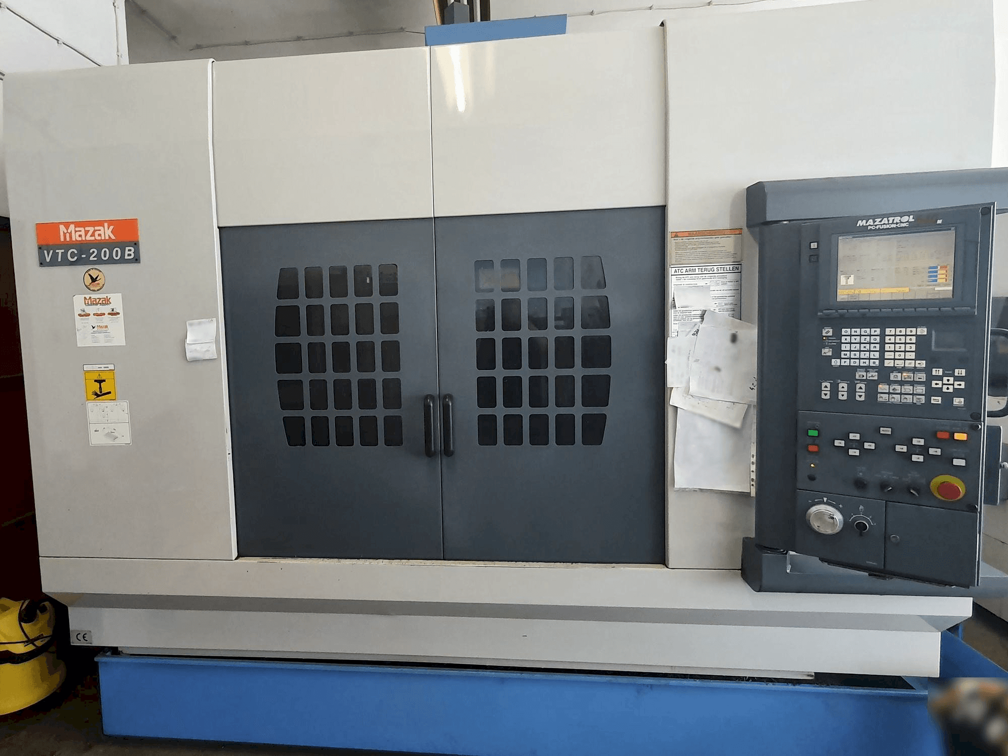 Prikaz stroja Mazak VTC-200B sprijeda