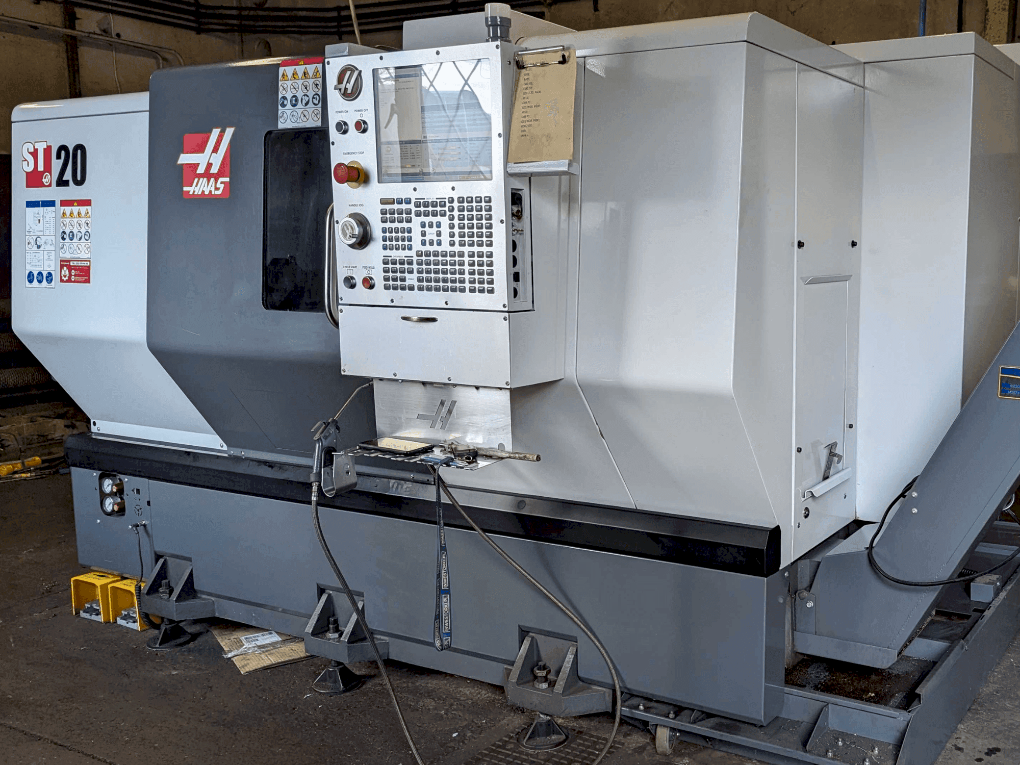 Prikaz stroja HAAS ST-20 sprijeda