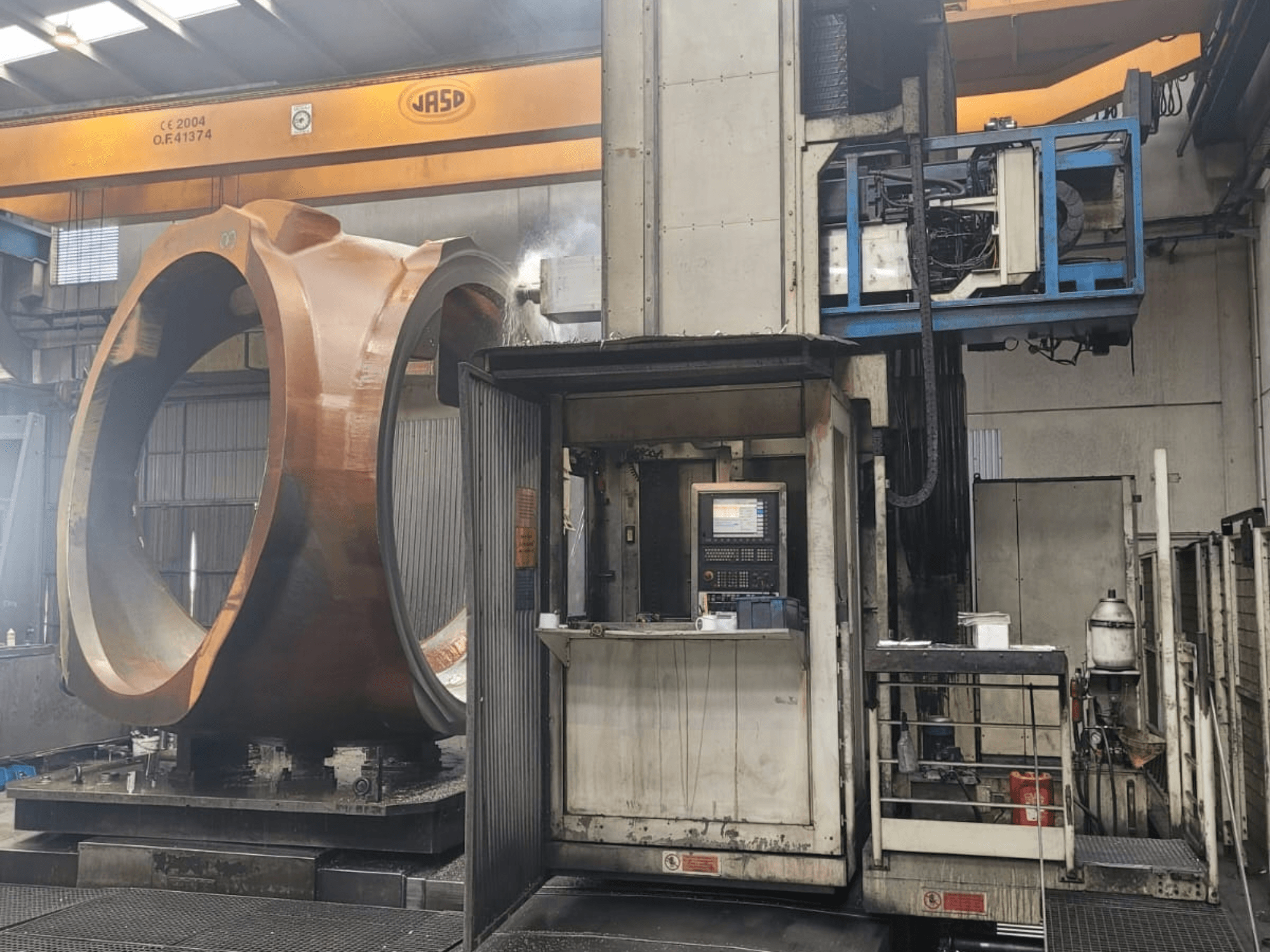 PAMA Speedram 1000 glodačko-tokariški centar, bočni pogled, prikazuje veliki obratak i upravljačku ploču u industrijskom okruženju.