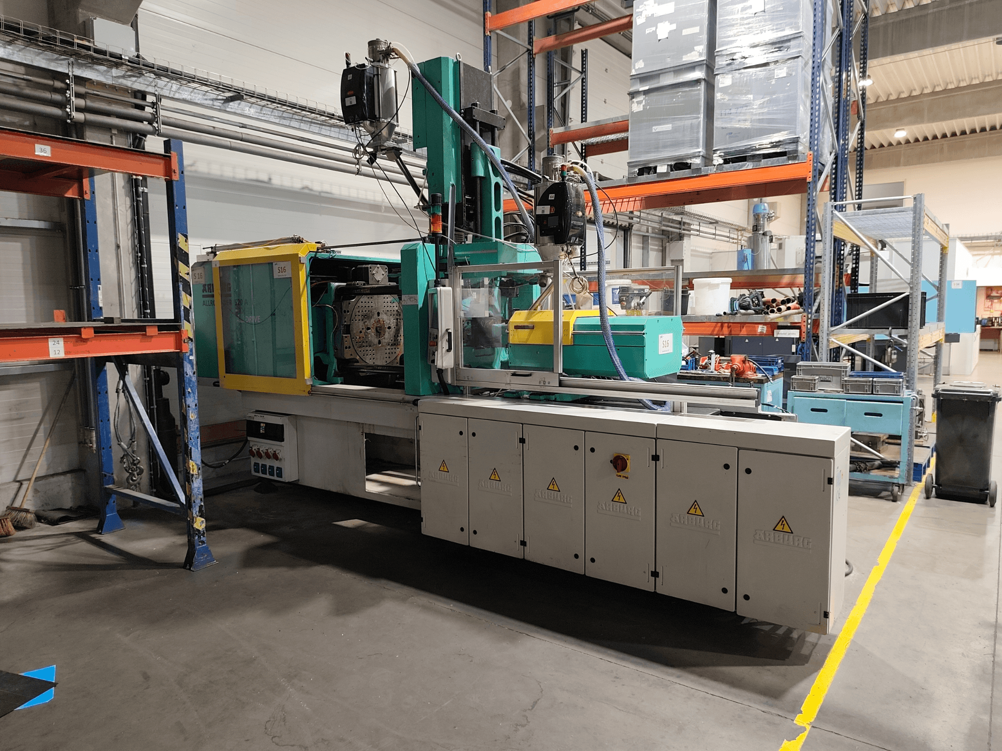 Arburg Allrounder 520 A 1500-70 Alldrive hidraulični stroj za brizganje plastike, bočni pogled u tvorničkom okruženju.