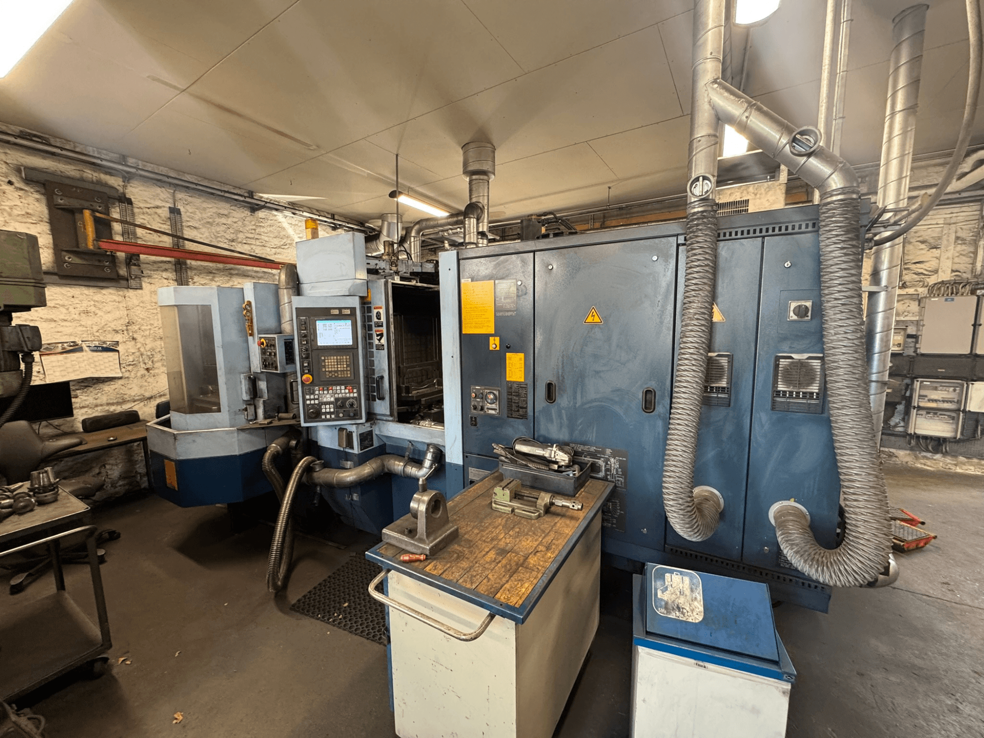 Horizontalni obradni centar Matsuura H.PLUS-300 u radionici, prednji pogled, s prikazom upravljačke ploče i radnog stola.