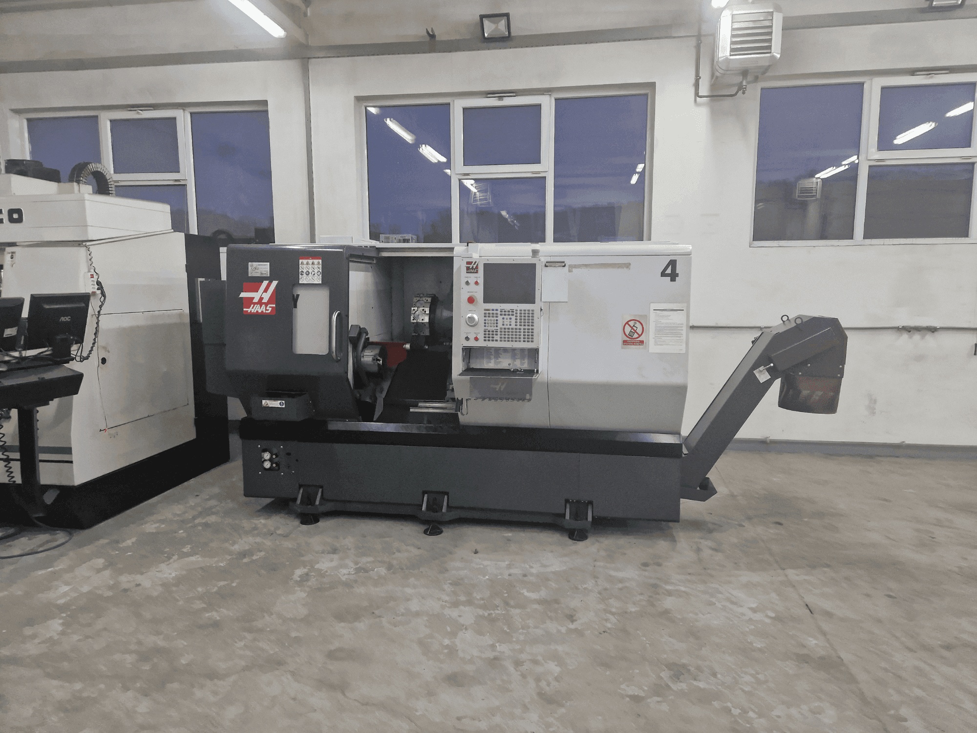 Prikaz stroja HAAS ST-30Y sprijeda