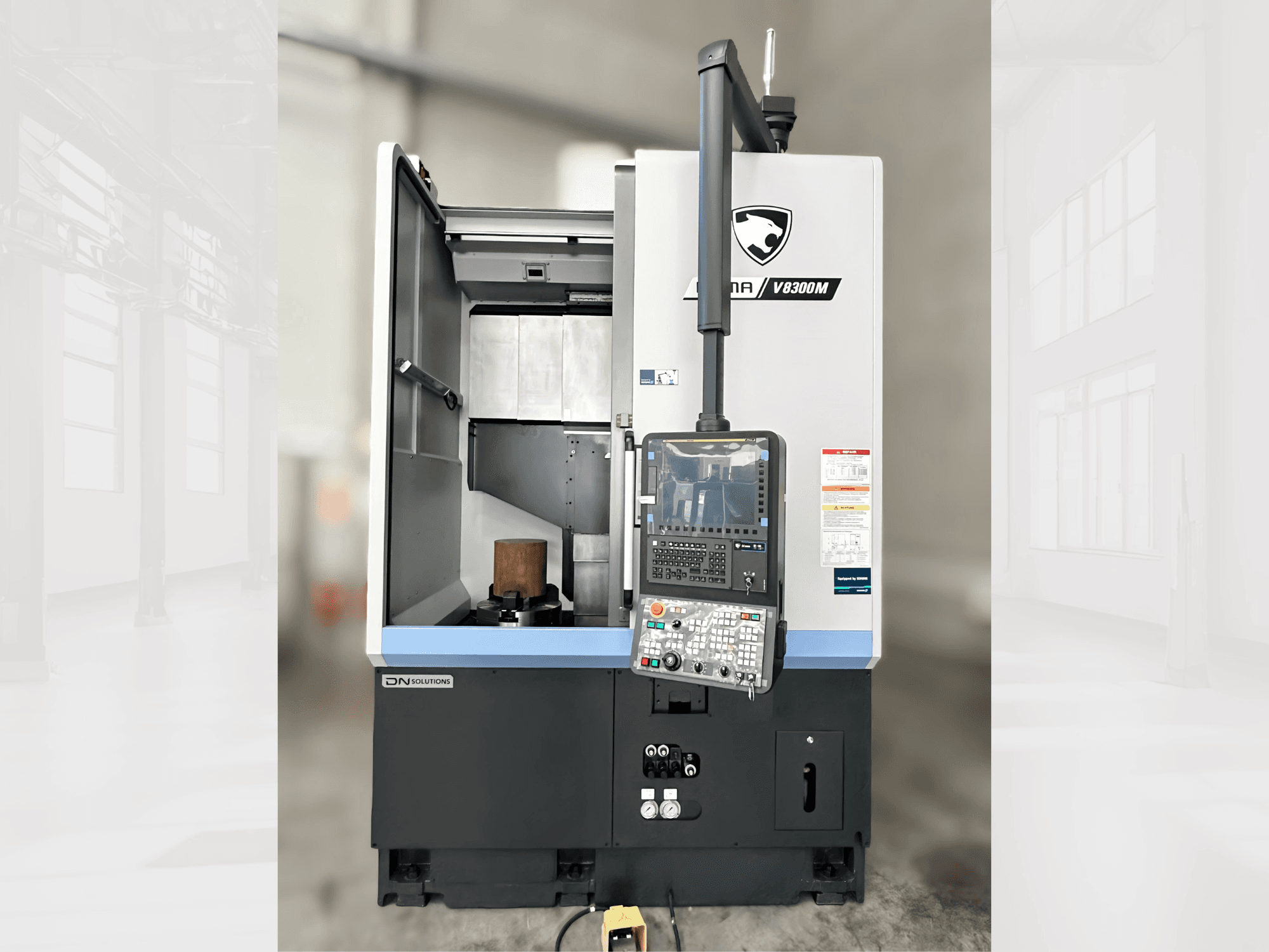 Vertikalna tokarska mašina Puma V8300MR u prednjem pogledu, s upravljačkom pločom i otvorenim vratima koja prikazuju unutrašnjost.