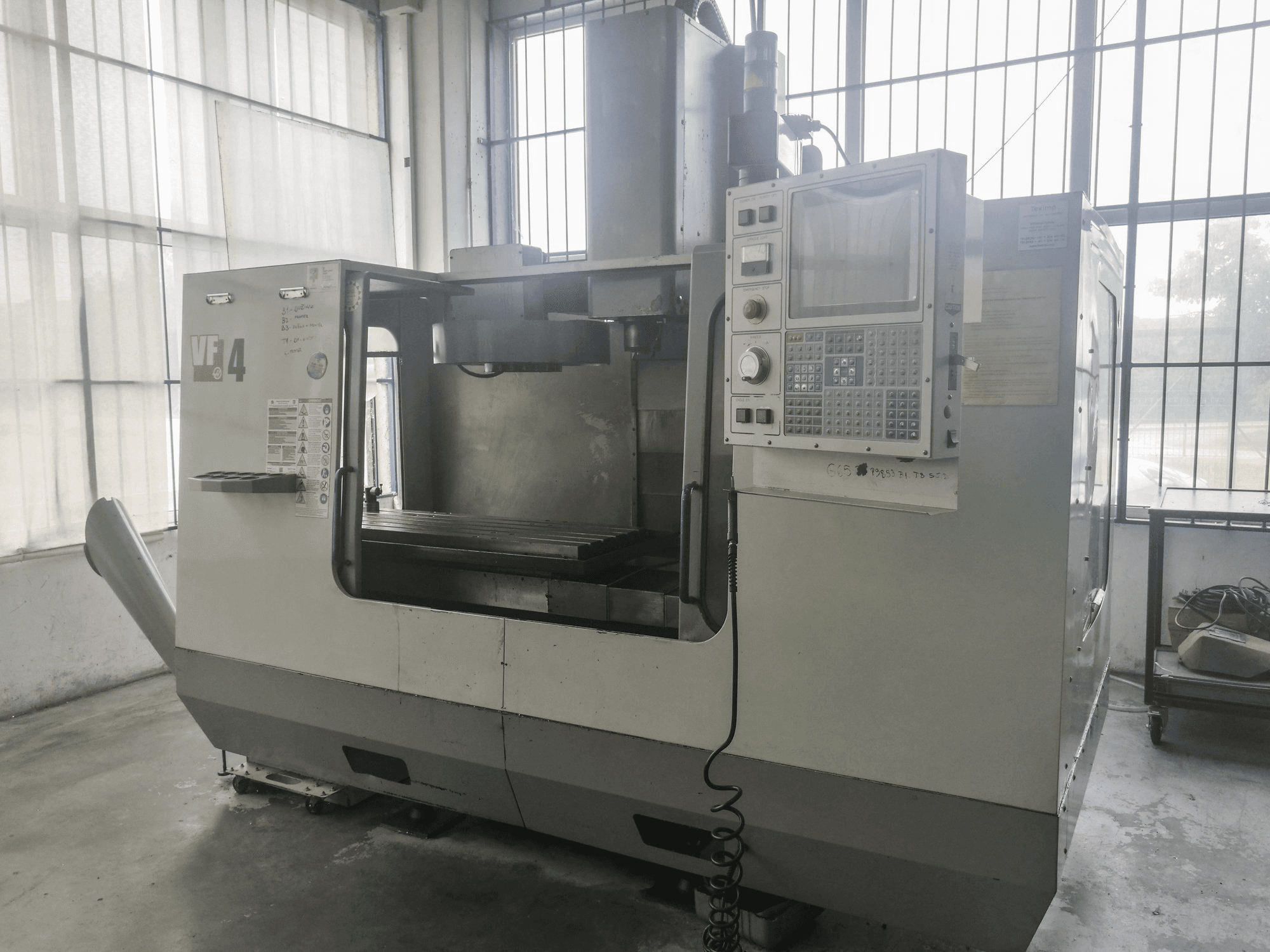 Prikaz stroja HAAS VF-4 sprijeda