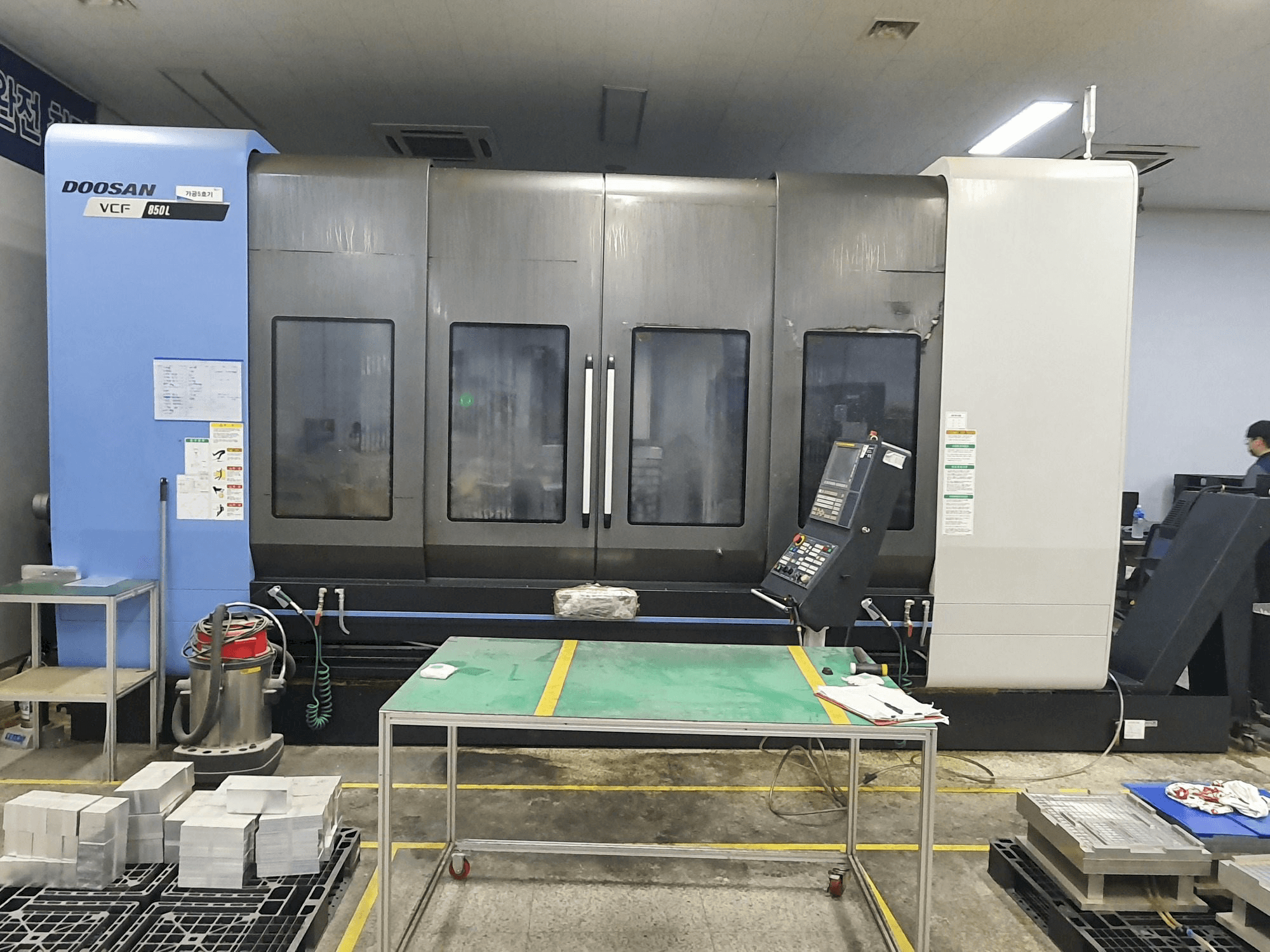 Prikaz stroja Doosan VCF850L sprijeda