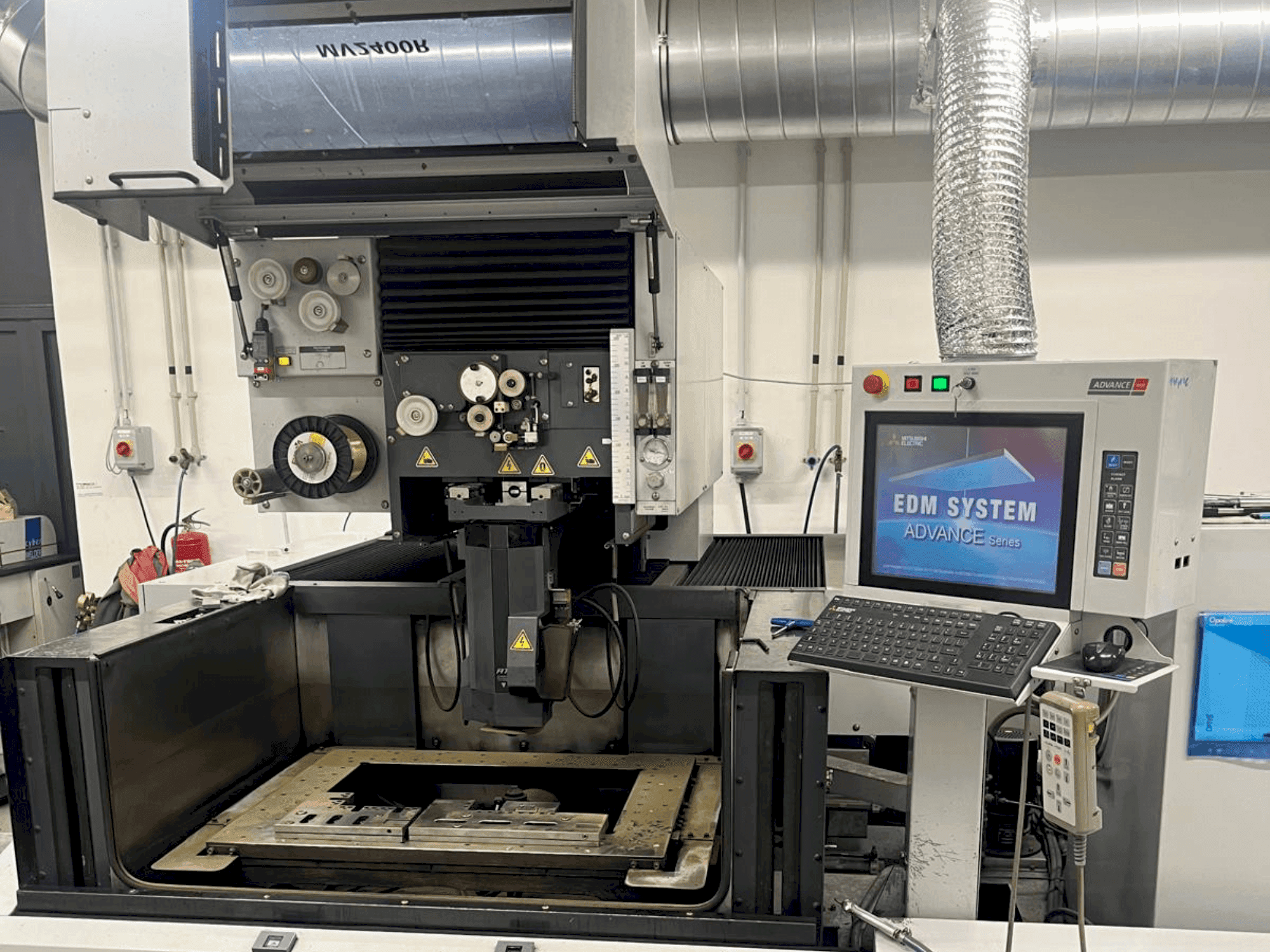 Prikaz stroja Mitsubishi MV2400 R sprijeda