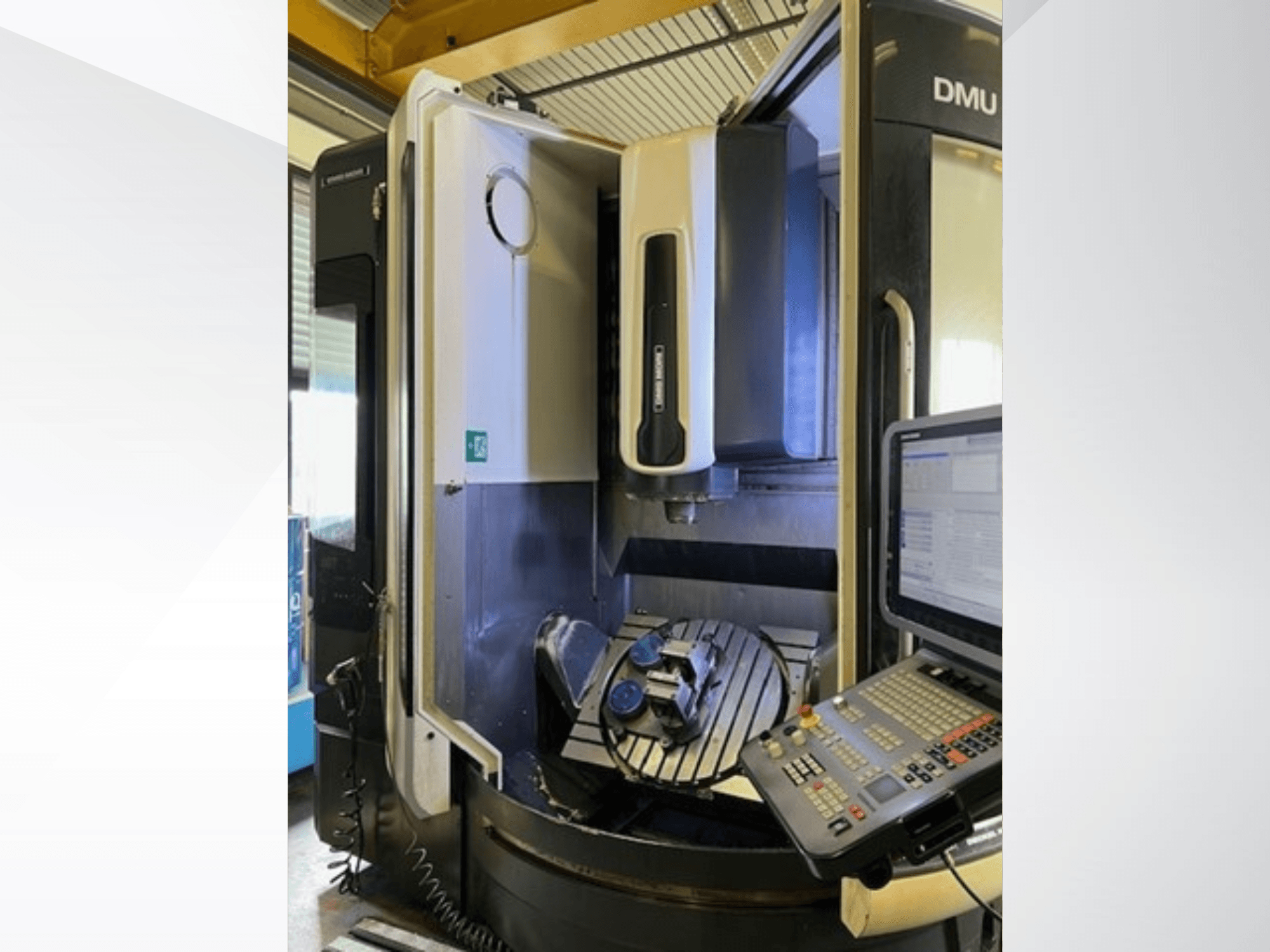 DMG MORI DMU 75 Monoblok univerzalni obradni centar, prednji pogled, s prikazom upravljačke ploče i obratka na stolu.