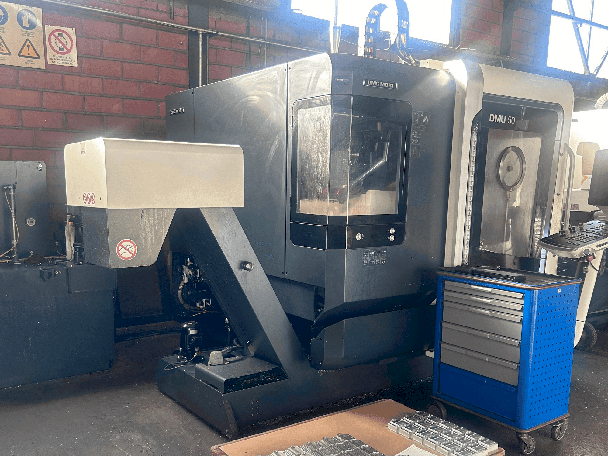 Prikaz stroja DMG MORI DMU 50 sprijeda