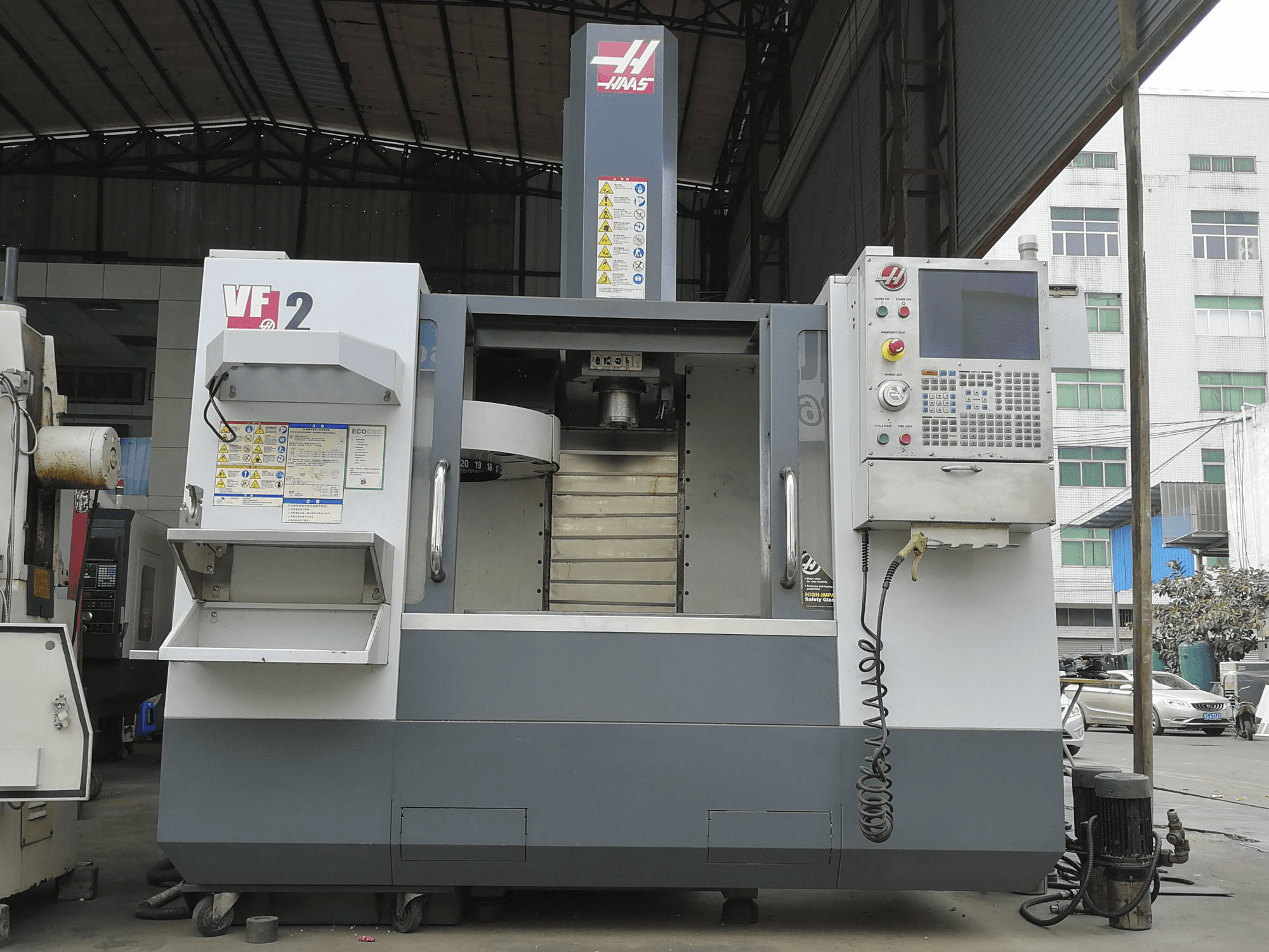 Prikaz stroja HAAS VF-2 sprijeda