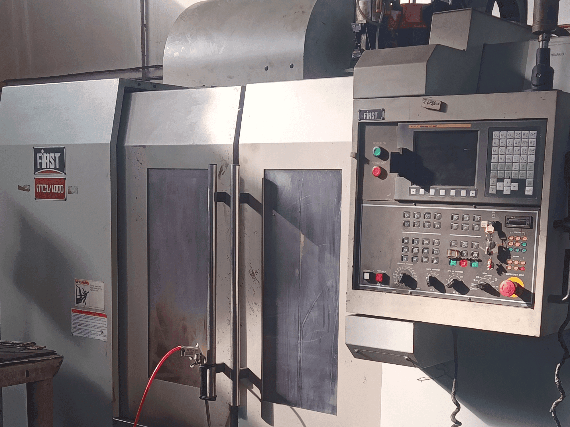 Prikaz stroja FIRST MCV-100 sprijeda